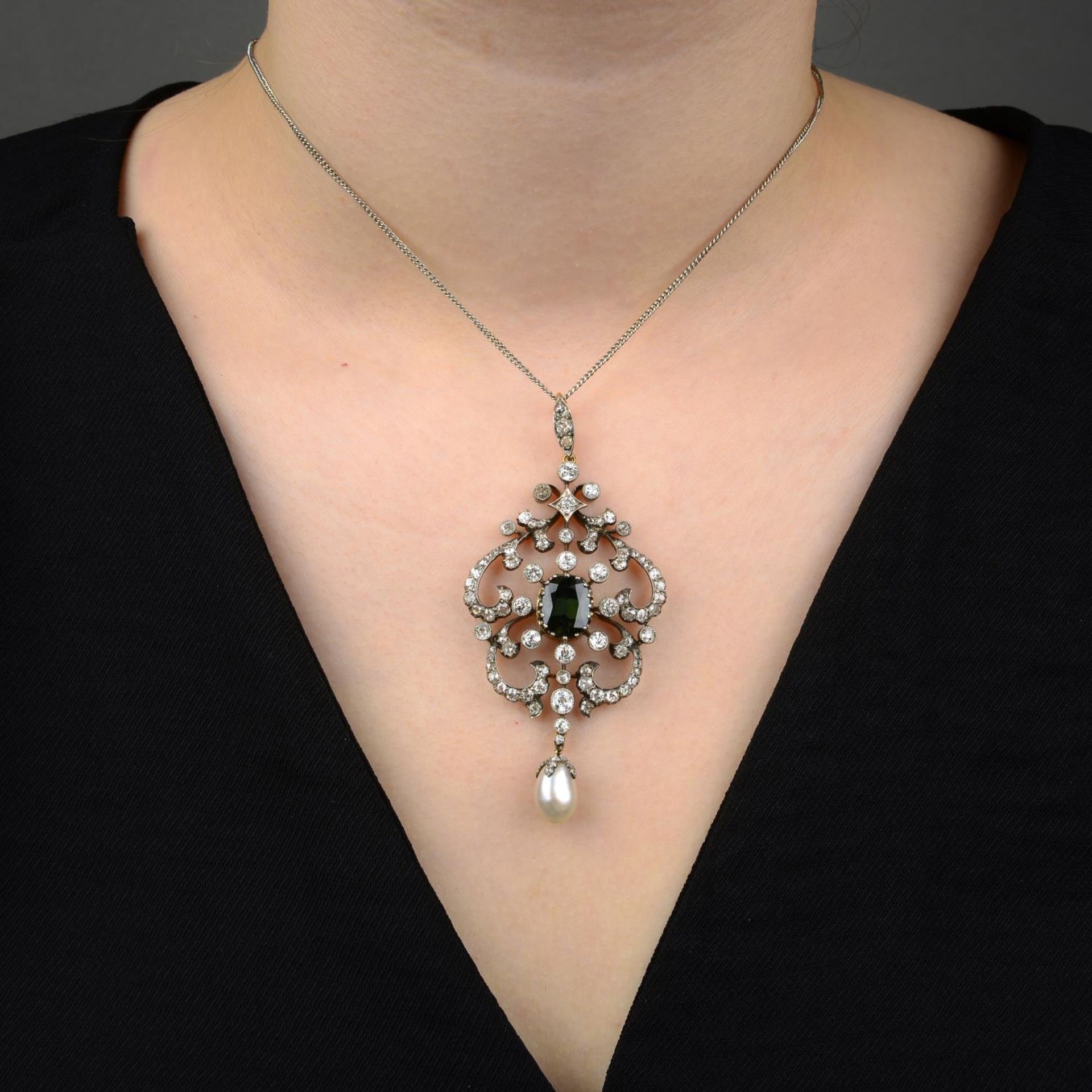 A late Victorian silver and gold green tourmaline, pearl and diamond pendant, with later chain. - Bild 6 aus 6