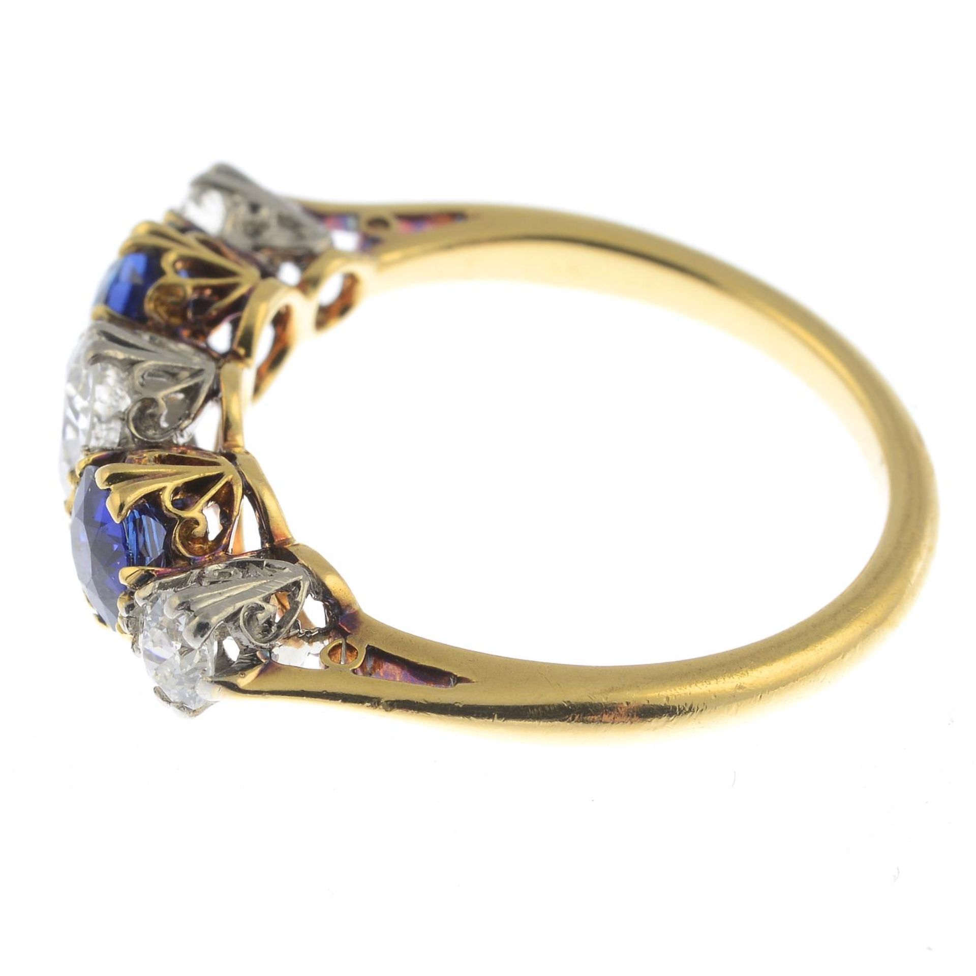 An Edwardian 18ct gold no heat sapphire and old-cut diamond five-stone ring. - Bild 4 aus 5