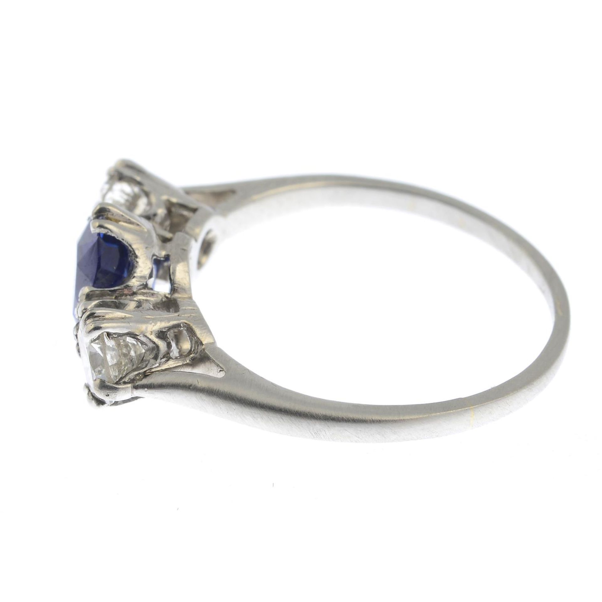 A sapphire and brilliant-cut diamond three-stone ring.Sapphire weight 1.12cts.Estimated total - Bild 4 aus 5