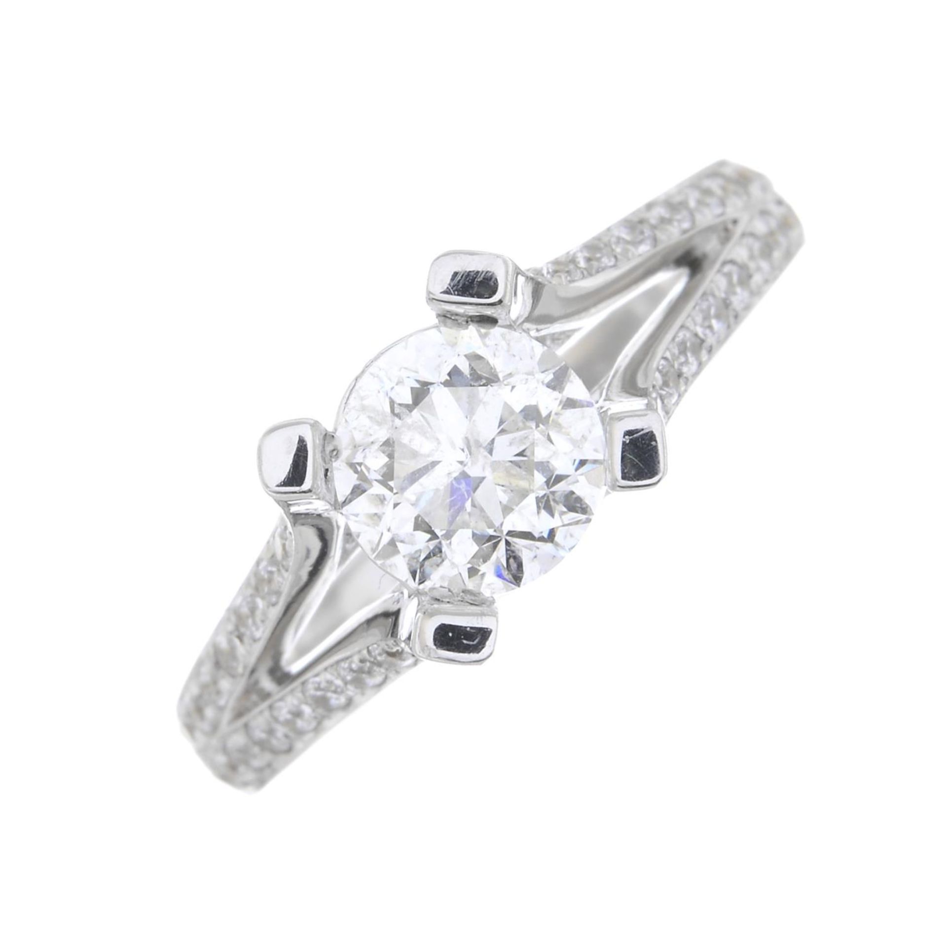 A brilliant-cut diamond single-stone ring, with pave-set diamond shoulders. - Bild 5 aus 5