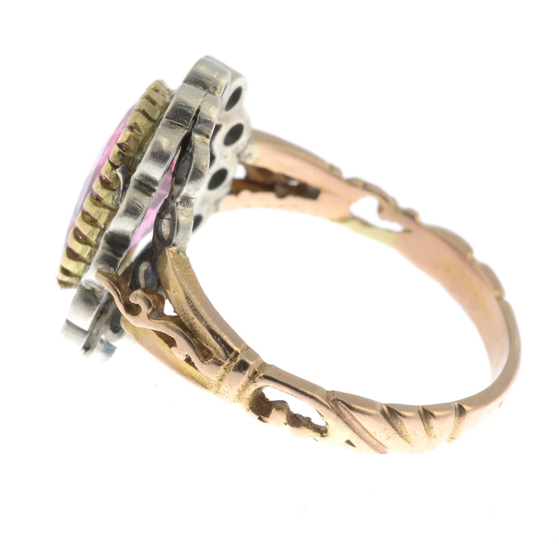A pink tourmaline and brilliant-cut diamond cluster ring.Tourmaline calculated weight 2.26cts, - Bild 4 aus 5