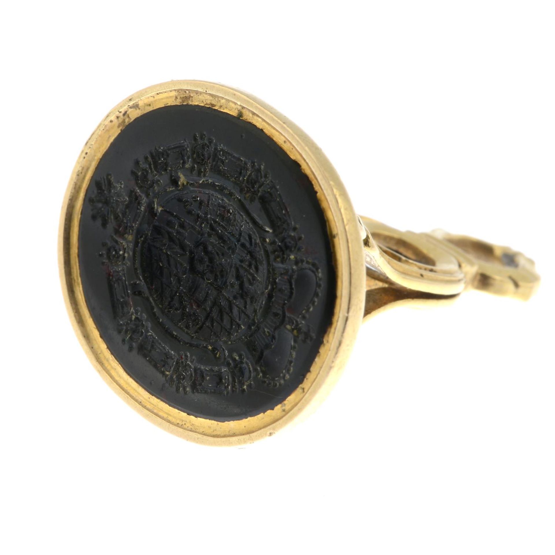 A Georgian 18ct gold carved bloodstone seal.Carved with the Coat of Arms of Frederick Michael, - Bild 2 aus 7