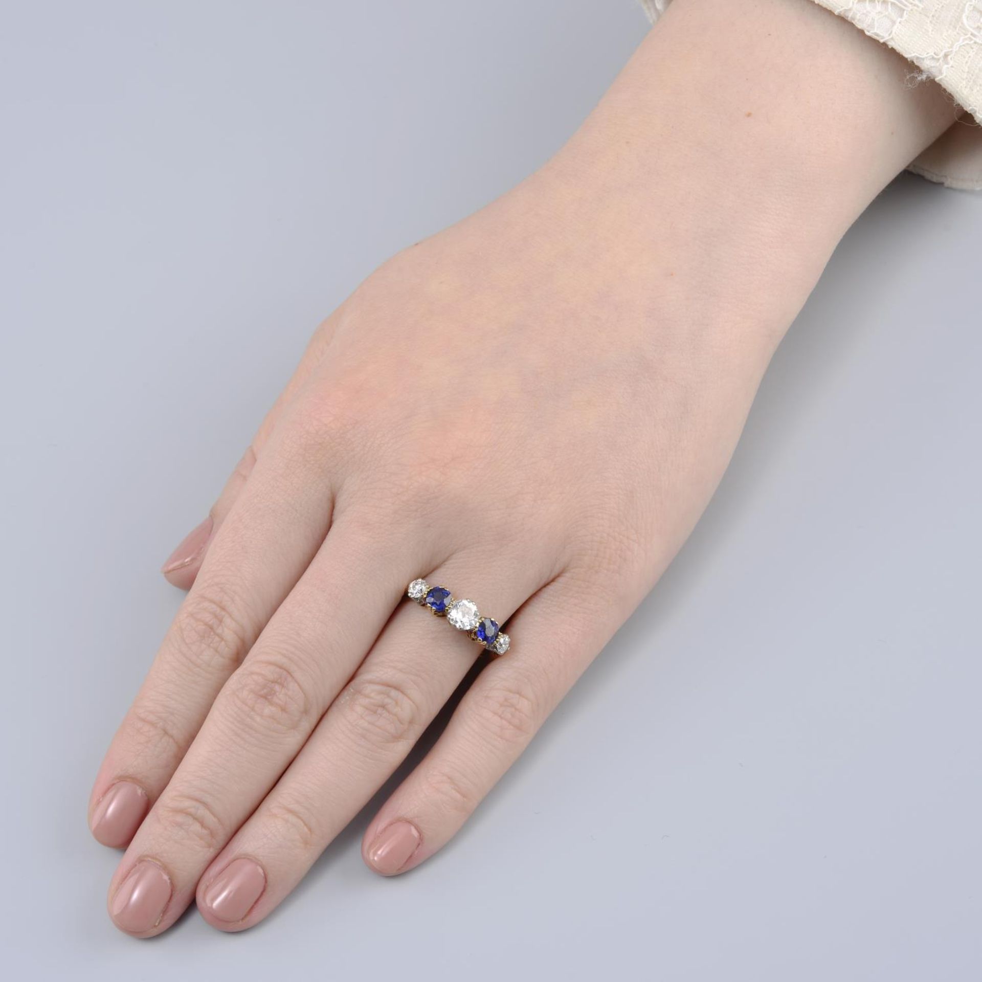 An Edwardian 18ct gold no heat sapphire and old-cut diamond five-stone ring. - Bild 3 aus 5