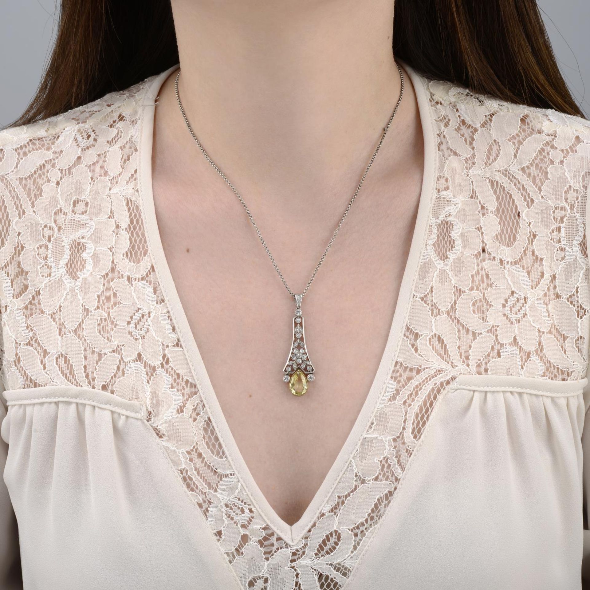 A Sri Lankan yellow sapphire and old-cut pendant, - Bild 4 aus 6