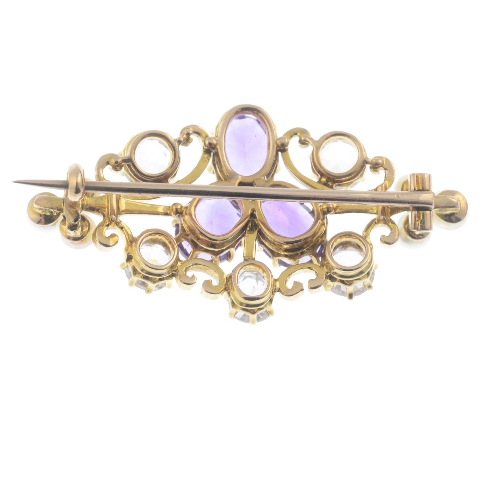 An early 20th century gold amethyst, white sapphire and pearl brooch. - Bild 2 aus 2