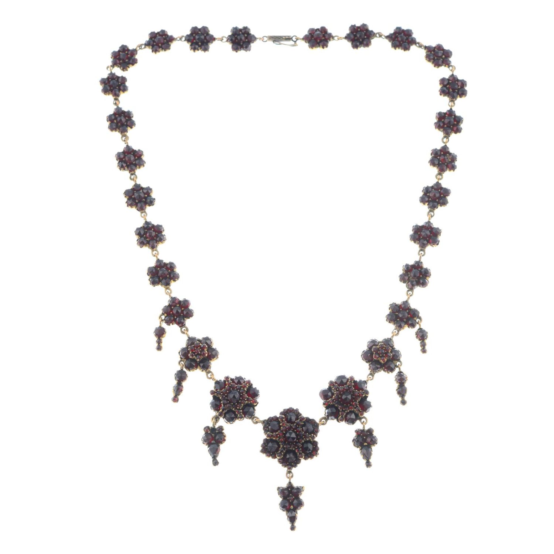 Mid Victorian garnet necklace, length 39cms, 23.4gms. - Bild 4 aus 4