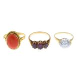 Coral single-stone ring, stamped 750, ring size P, 4.1gms.