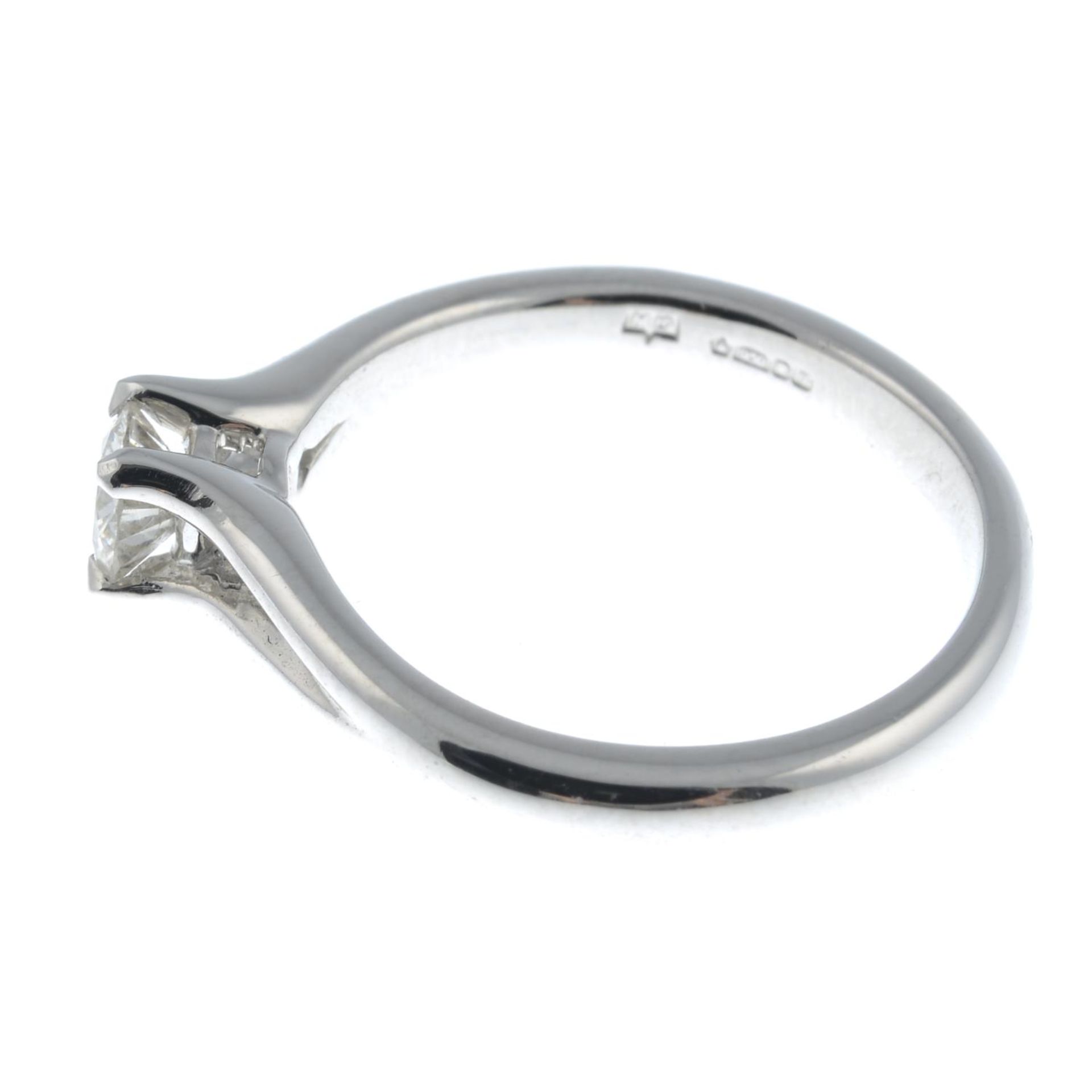 A platinum diamond single-stone ring.Estimated diamond weight 0.35ct, H-I colour, SI clarity. - Bild 3 aus 3