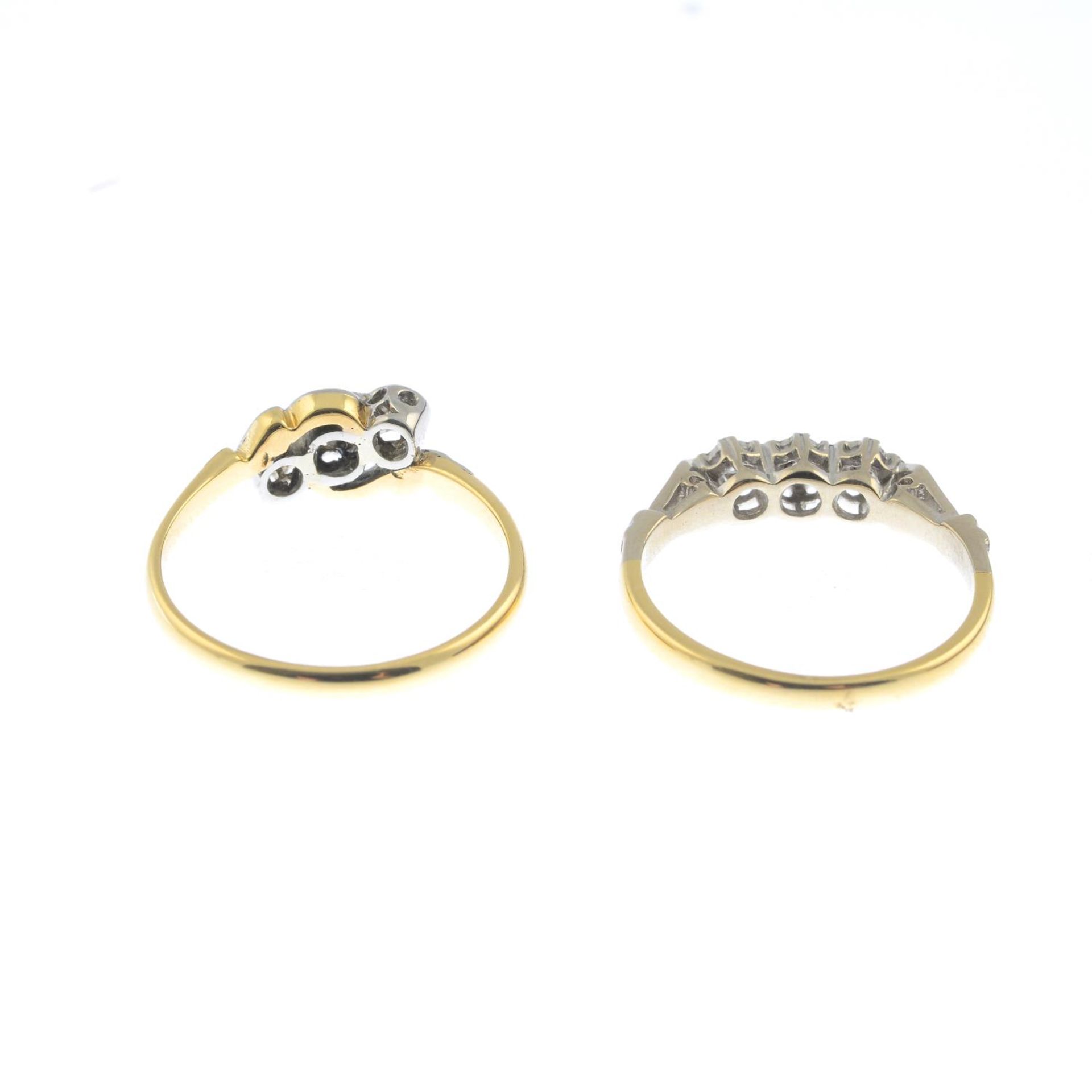 Diamond three-stone crossover ring, stamped 18ct Plat, ring size M, 2.2gms. - Bild 2 aus 2