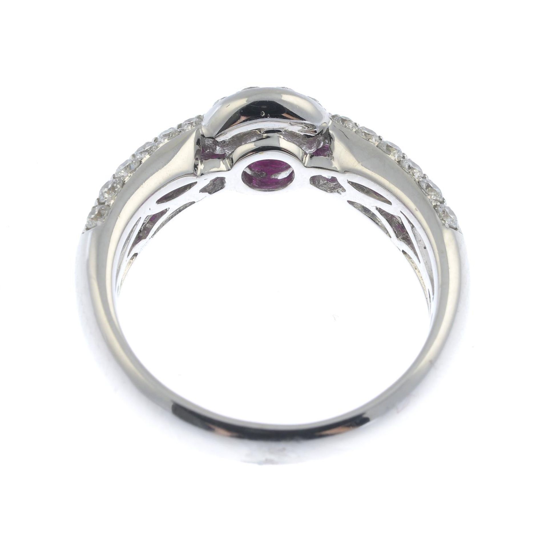 A diamond and ruby dress ring.Total ruby weight 0.48ct, total diamond weight 0.44ct. - Bild 2 aus 3
