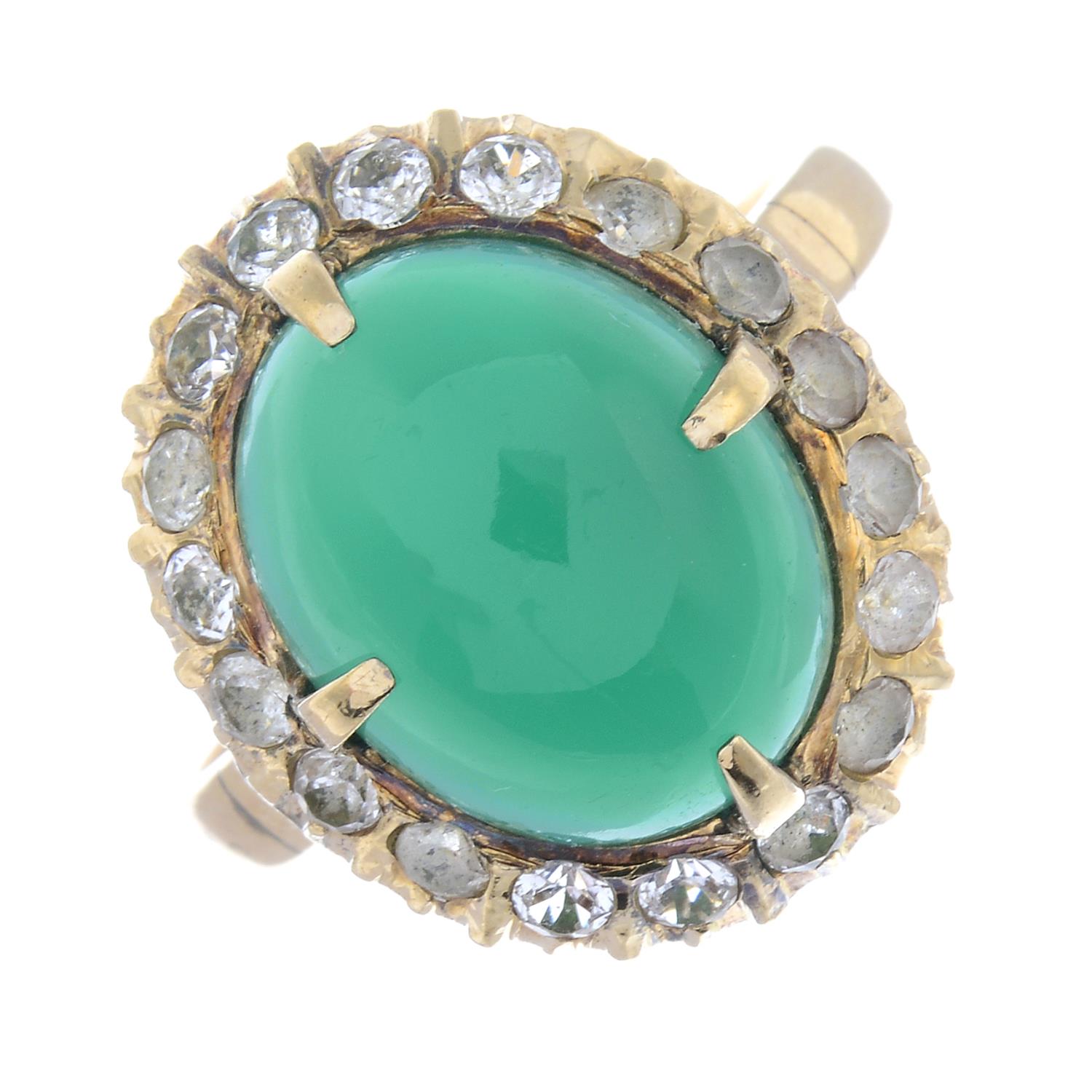 A chrysoprase quartz and colourless gem cluster ring.Ring size S.