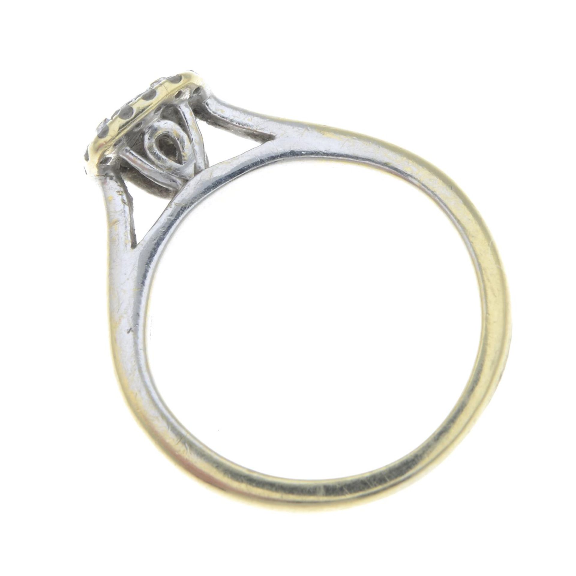 An 18ct gold diamond cluster ring.Estimated total diamond weight 0.25ct. - Bild 2 aus 2