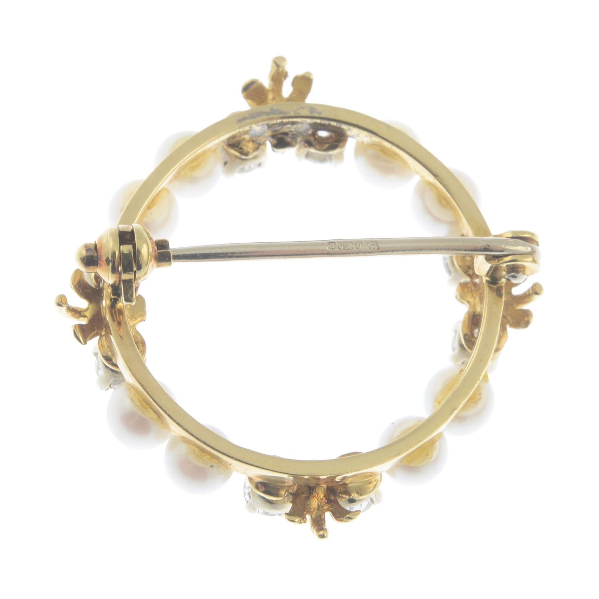 A 9ct gold diamond and cultured pearl brooch.Estimated total diamond weight 0.80ct. - Bild 2 aus 2