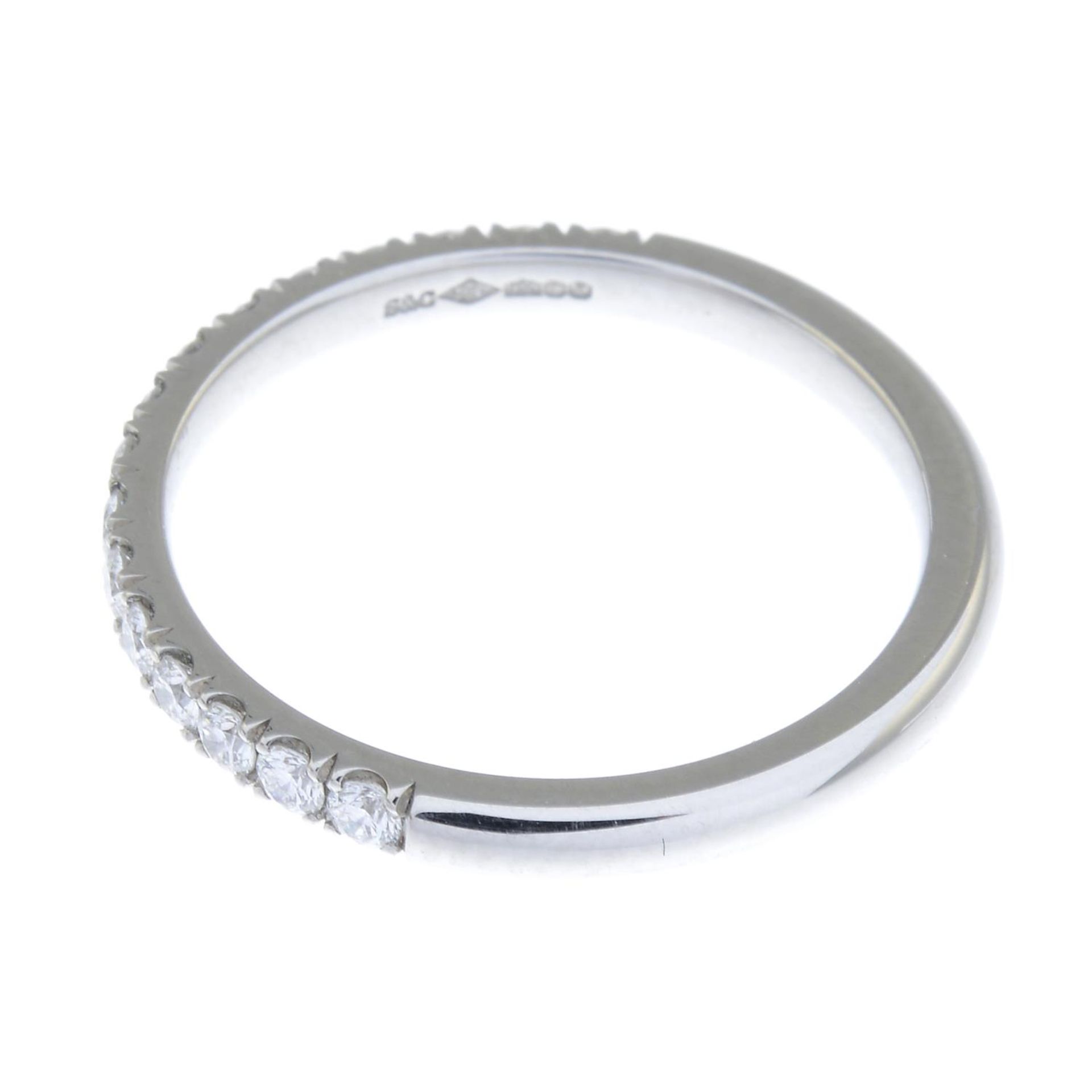 A platinum diamond half eternity ring.Estimated total diamond weight 0.45ct. - Bild 3 aus 3