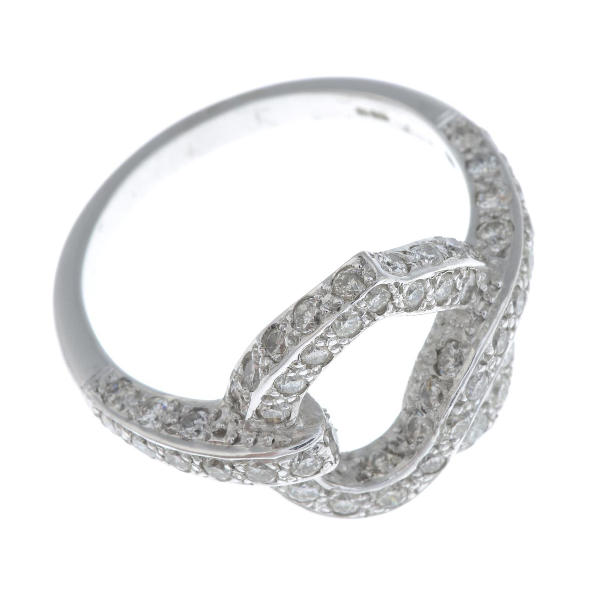 An 18ct gold brilliant-cut diamond openwork heart ring.Estimated total diamond weight - Bild 2 aus 2