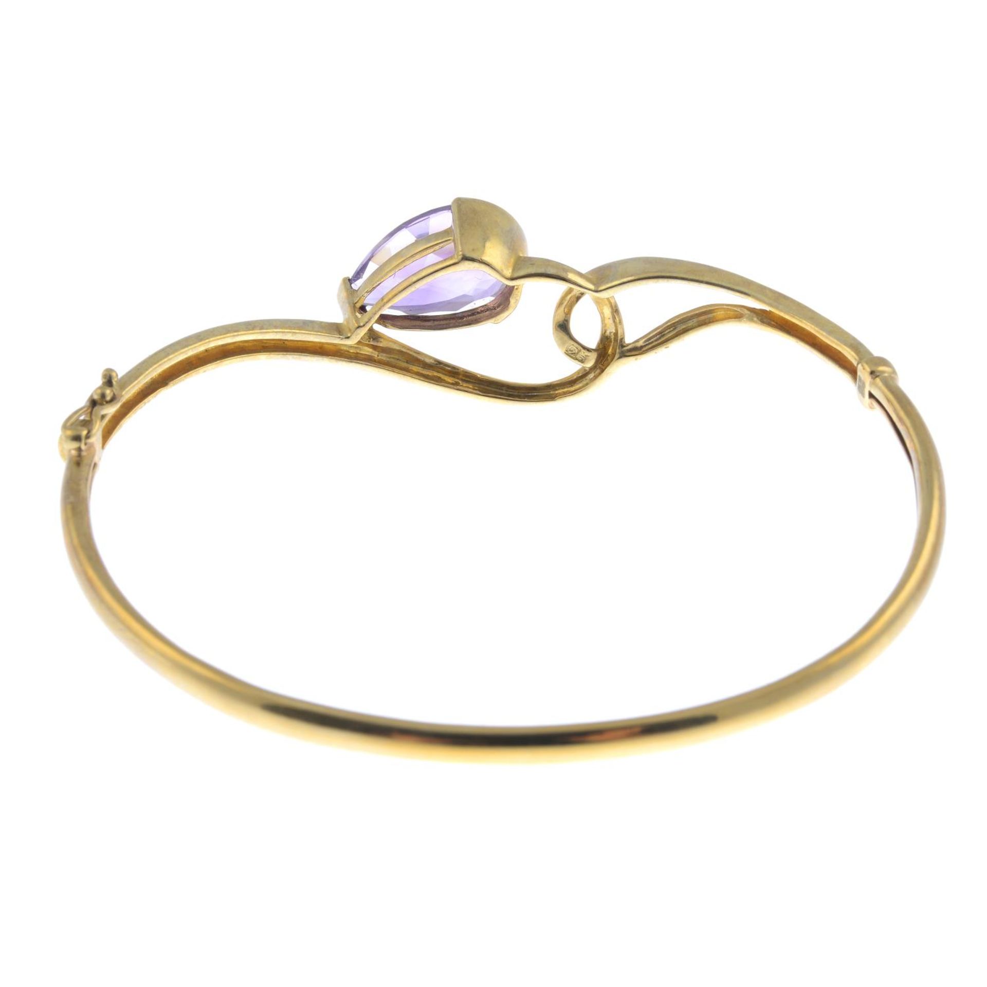 A 9ct gold amethyst bangle.Hallmarks for 9ct gold. - Bild 2 aus 2