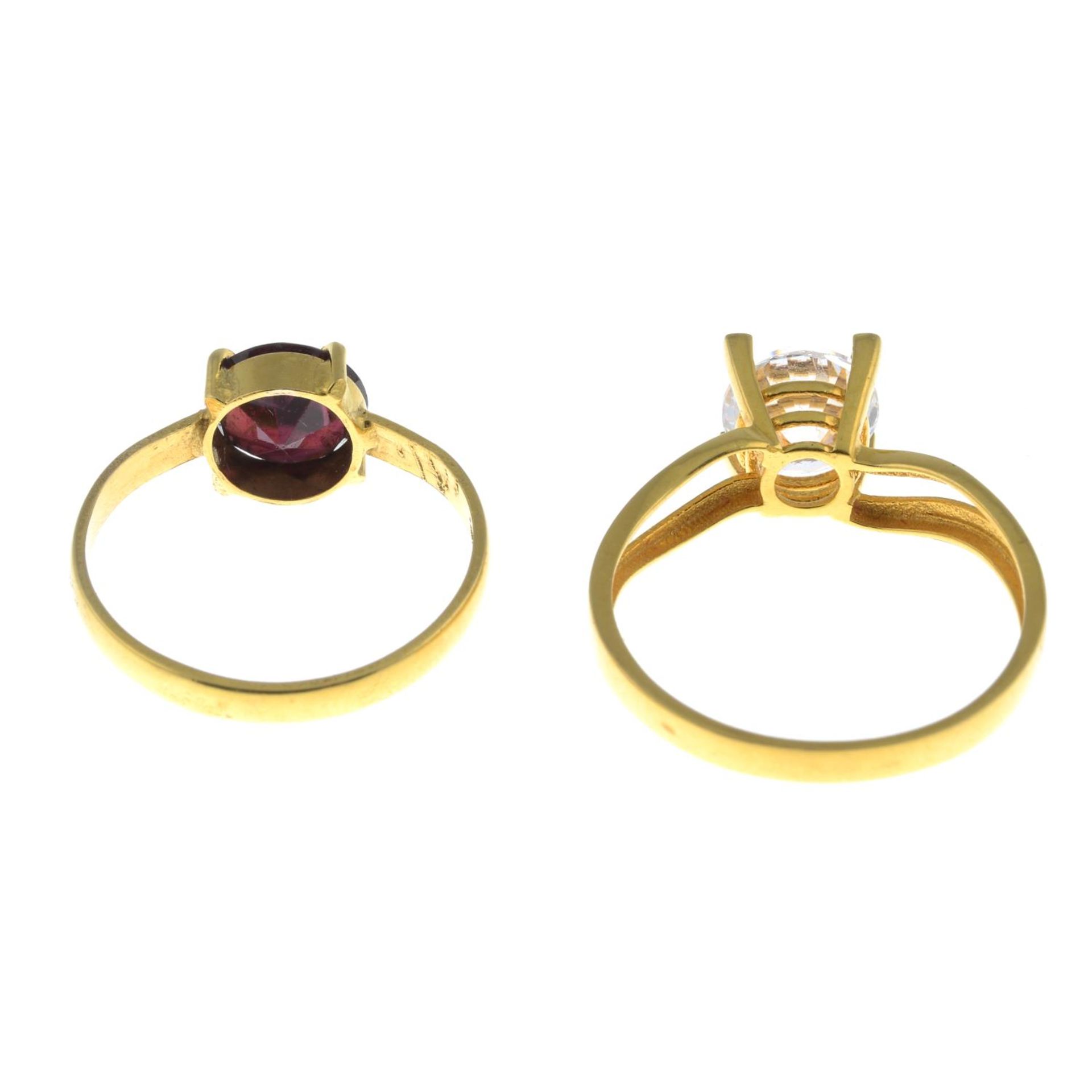 Garnet single-stone ring, stamped 21K, ring size K1/2, 2.2gms. - Bild 2 aus 3