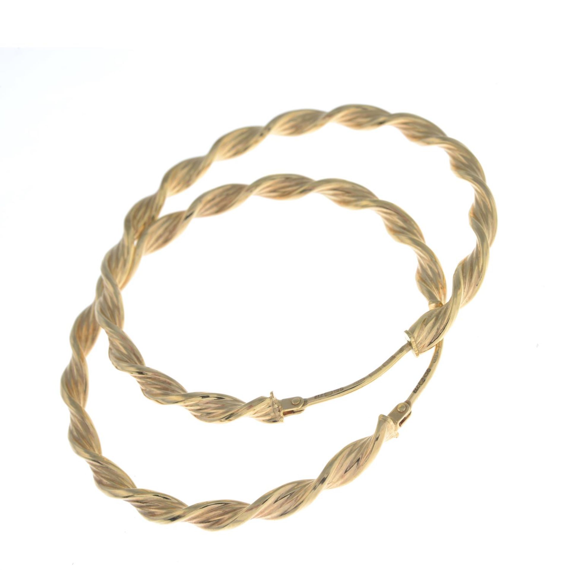 A pair of 9ct gold rope-twist hoop earrings.Hallmarks for 9ct gold. - Bild 2 aus 2
