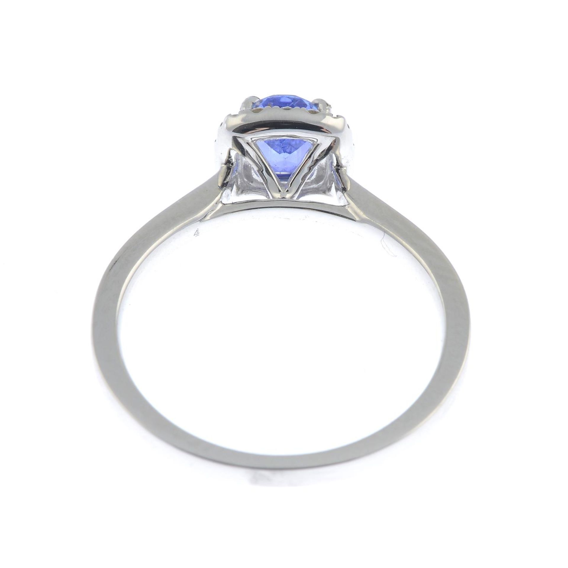 A sapphire and diamond cluster ring.Estimated total diamond weight 0.15ct. - Bild 2 aus 3