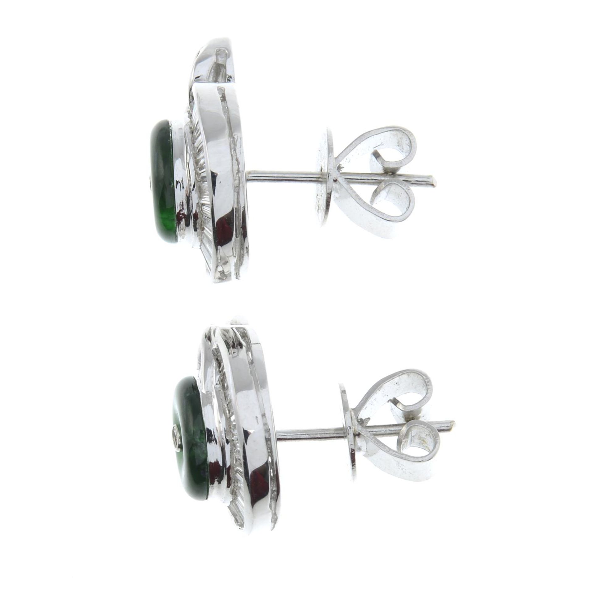 A pair of baguette-cut diamond and emerald cluster earrings.Estimated total diamond weight 0.70ct. - Bild 2 aus 2