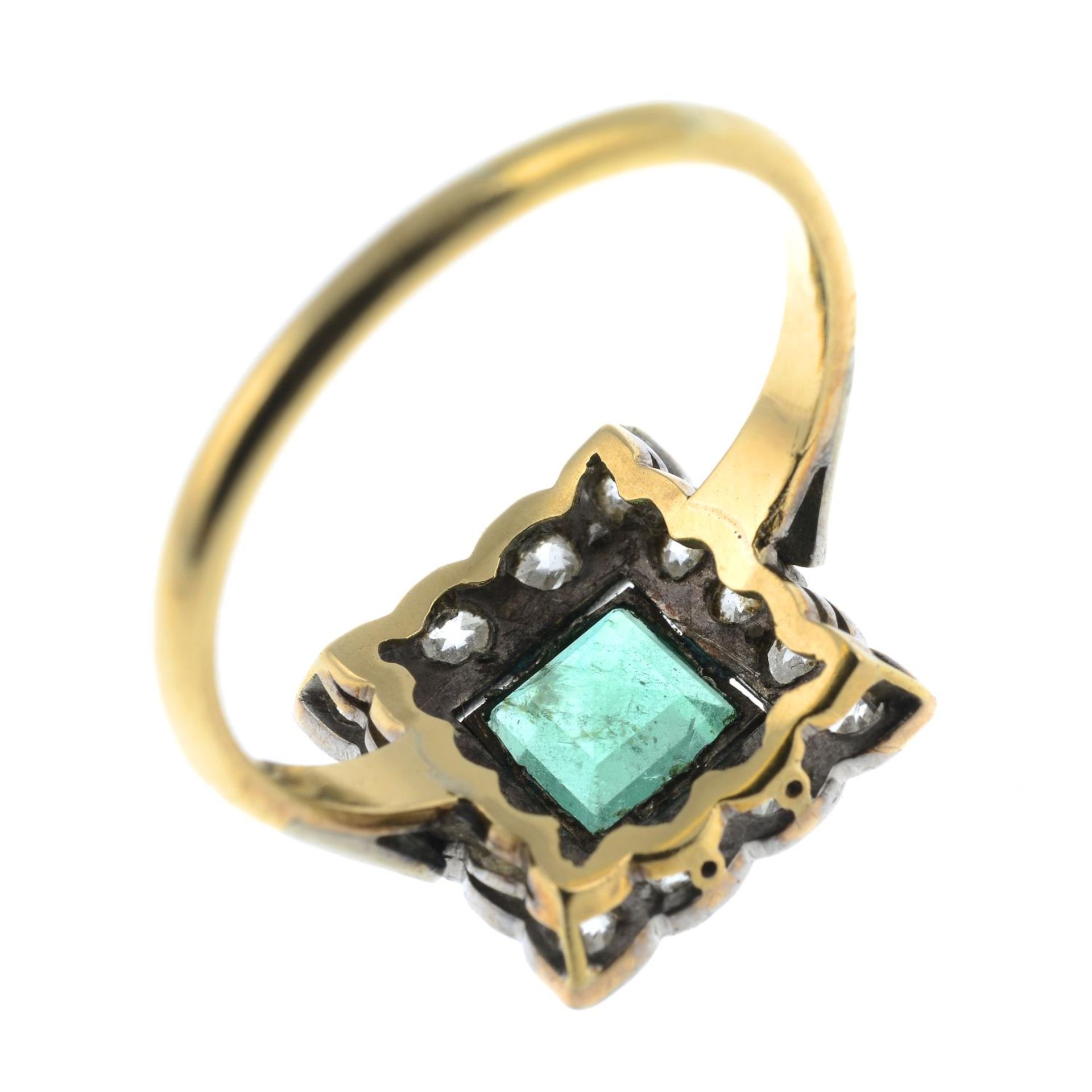 A mid 20th century 18ct gold emerald and old-cut diamond cluster ringCalculated emerald weight - Bild 2 aus 3