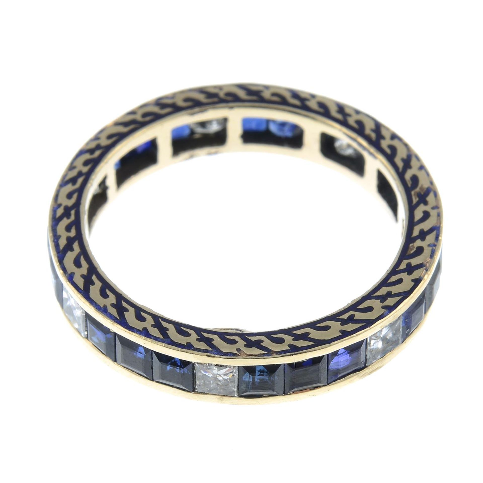 A sapphire and square-shape diamond full eternity ring, - Bild 2 aus 3