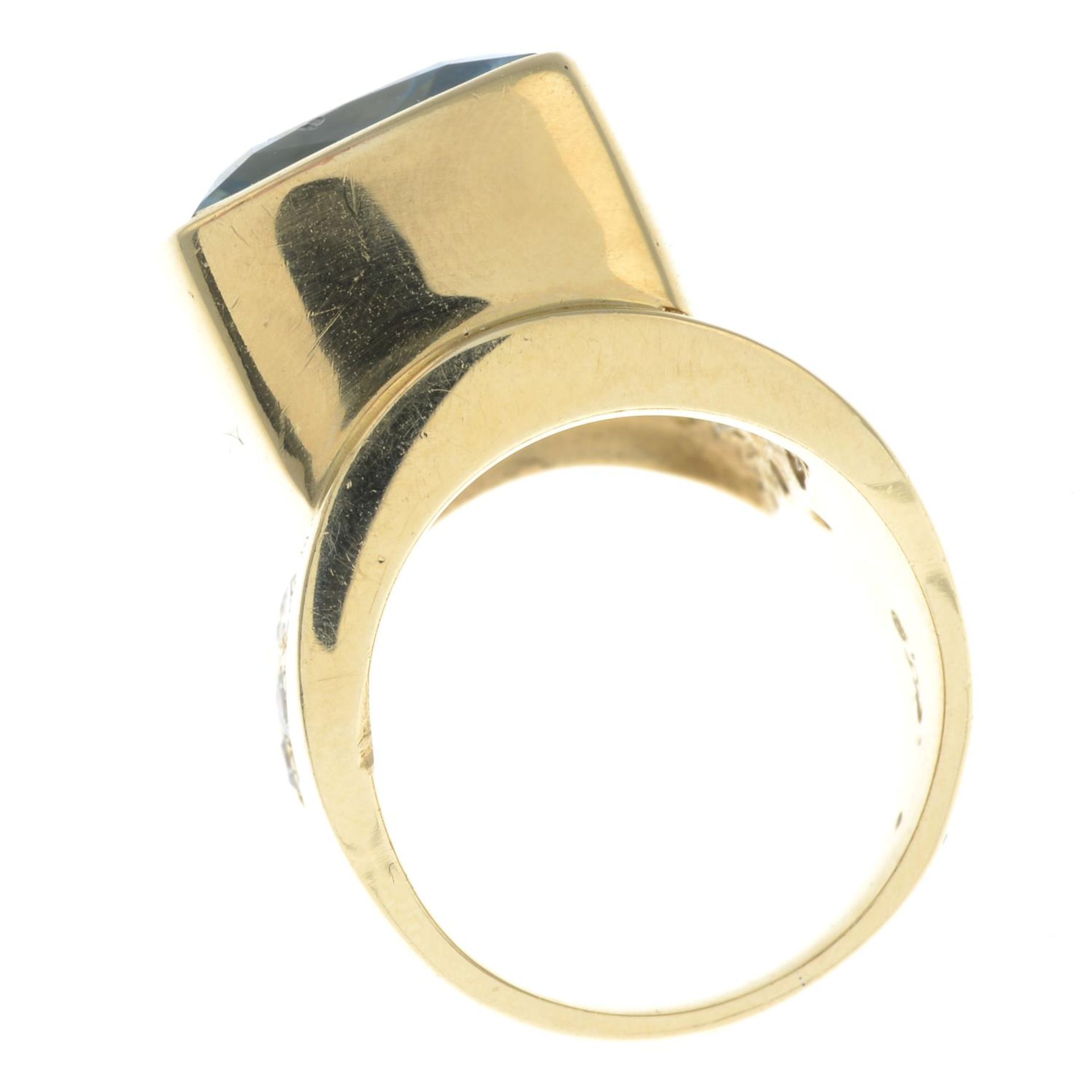An aquamarine and vari-cut diamond dress ring.Aquamarine calculated weight 11.53cts, - Bild 3 aus 3