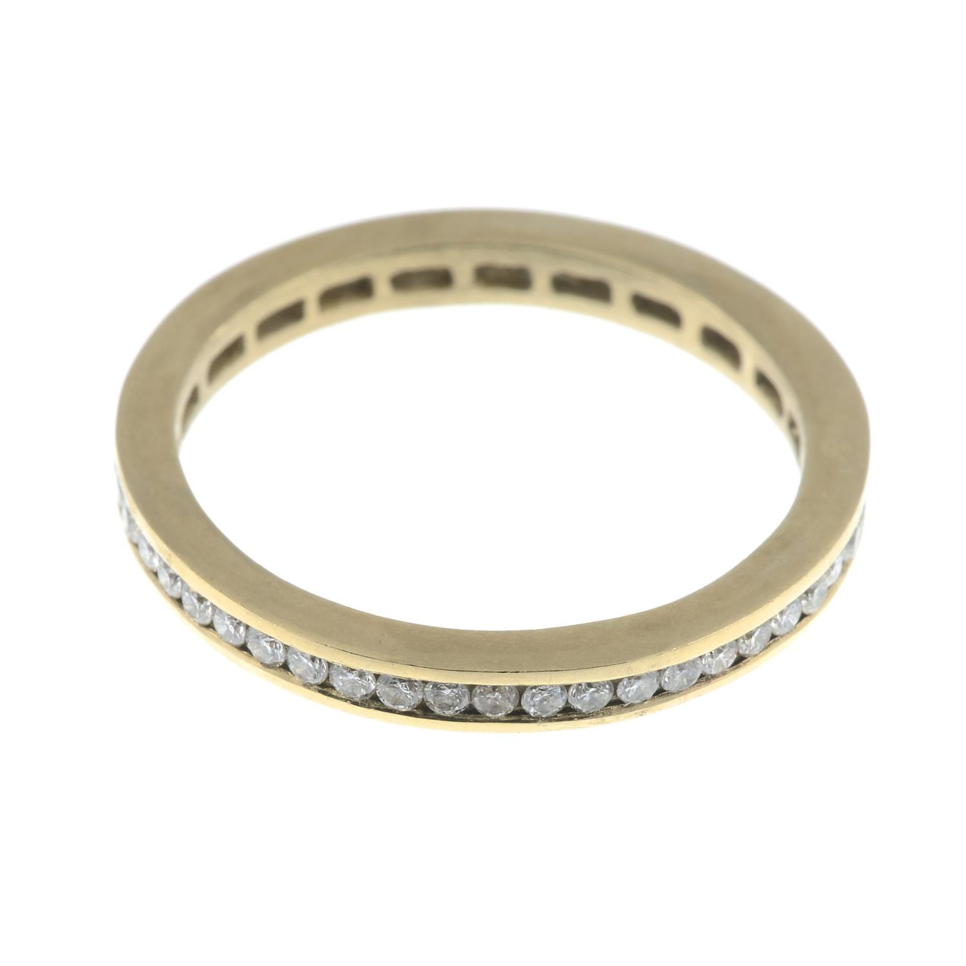 A brilliant-cut diamond full eternity ring. - Bild 2 aus 3