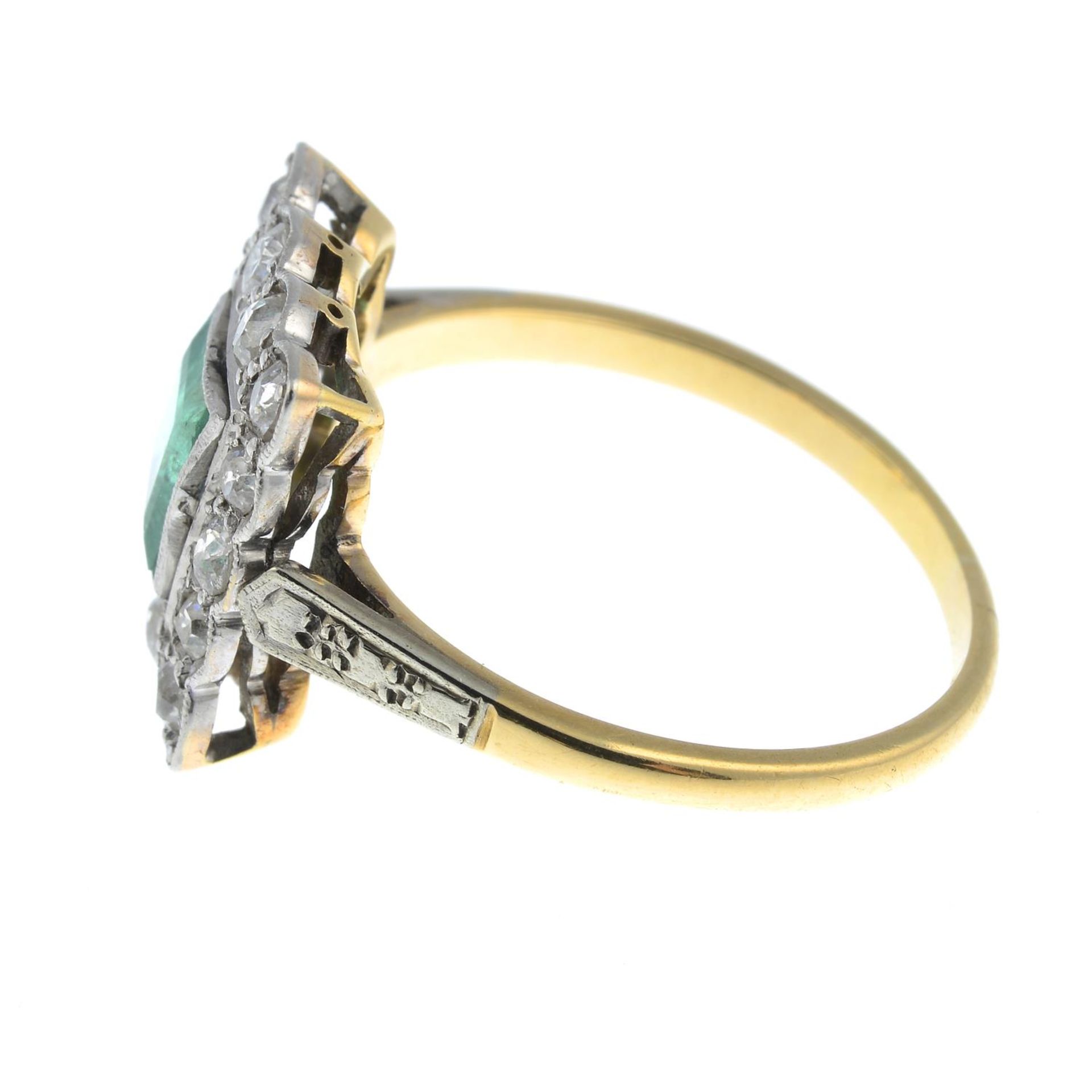 A mid 20th century 18ct gold emerald and old-cut diamond cluster ringCalculated emerald weight - Bild 3 aus 3