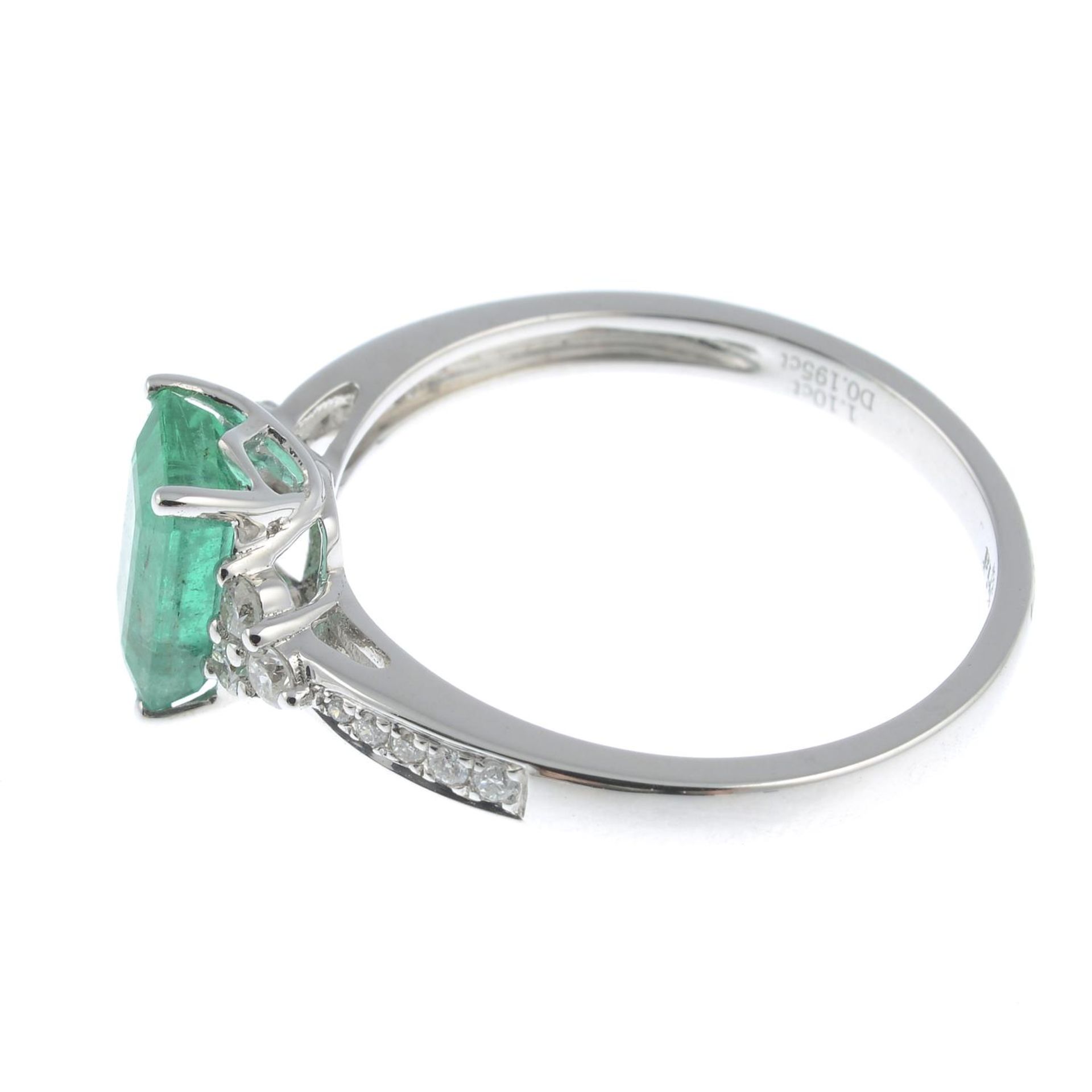 An emerald ring, with brilliant-cut diamond sides. - Bild 3 aus 3