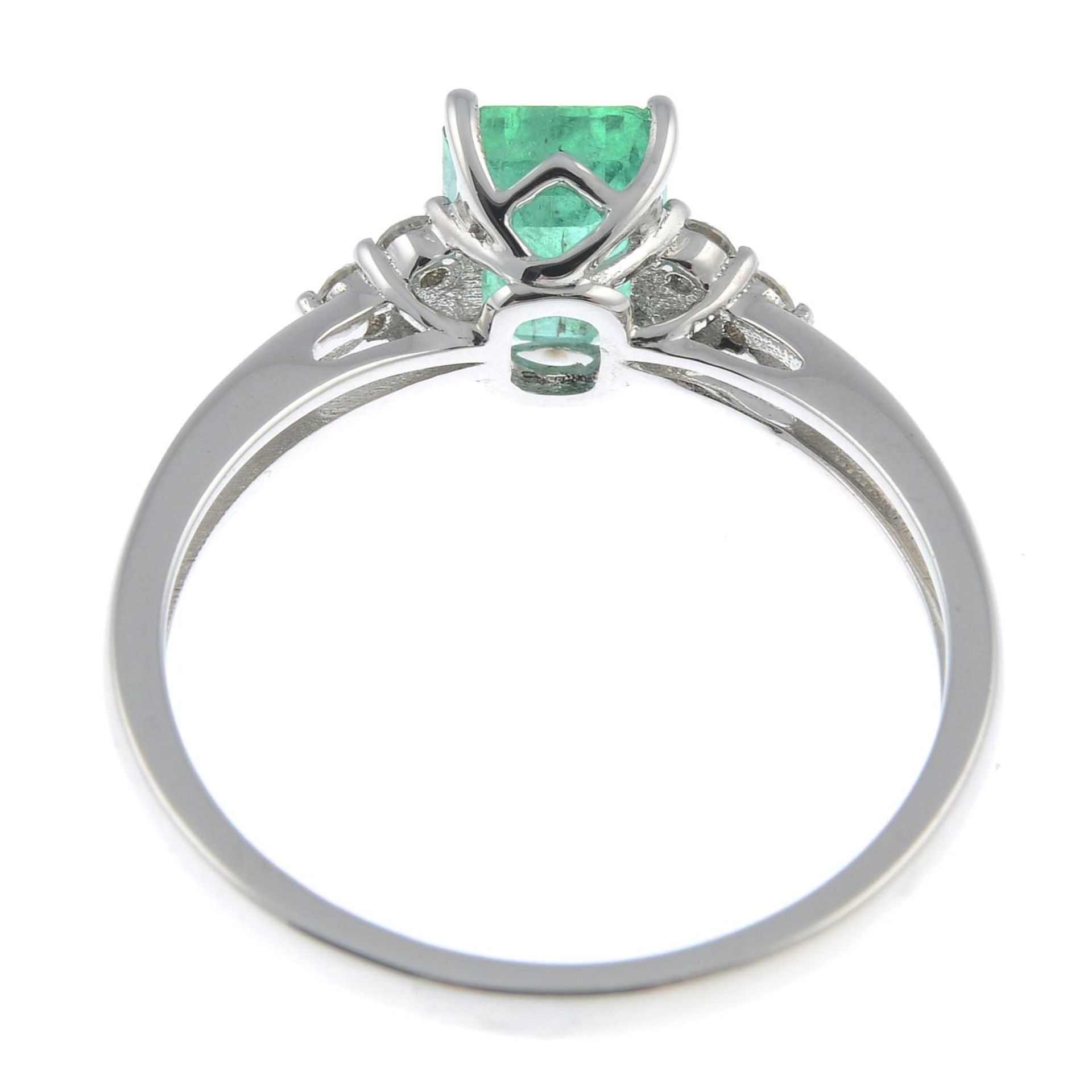 An emerald ring, with brilliant-cut diamond sides. - Bild 2 aus 3