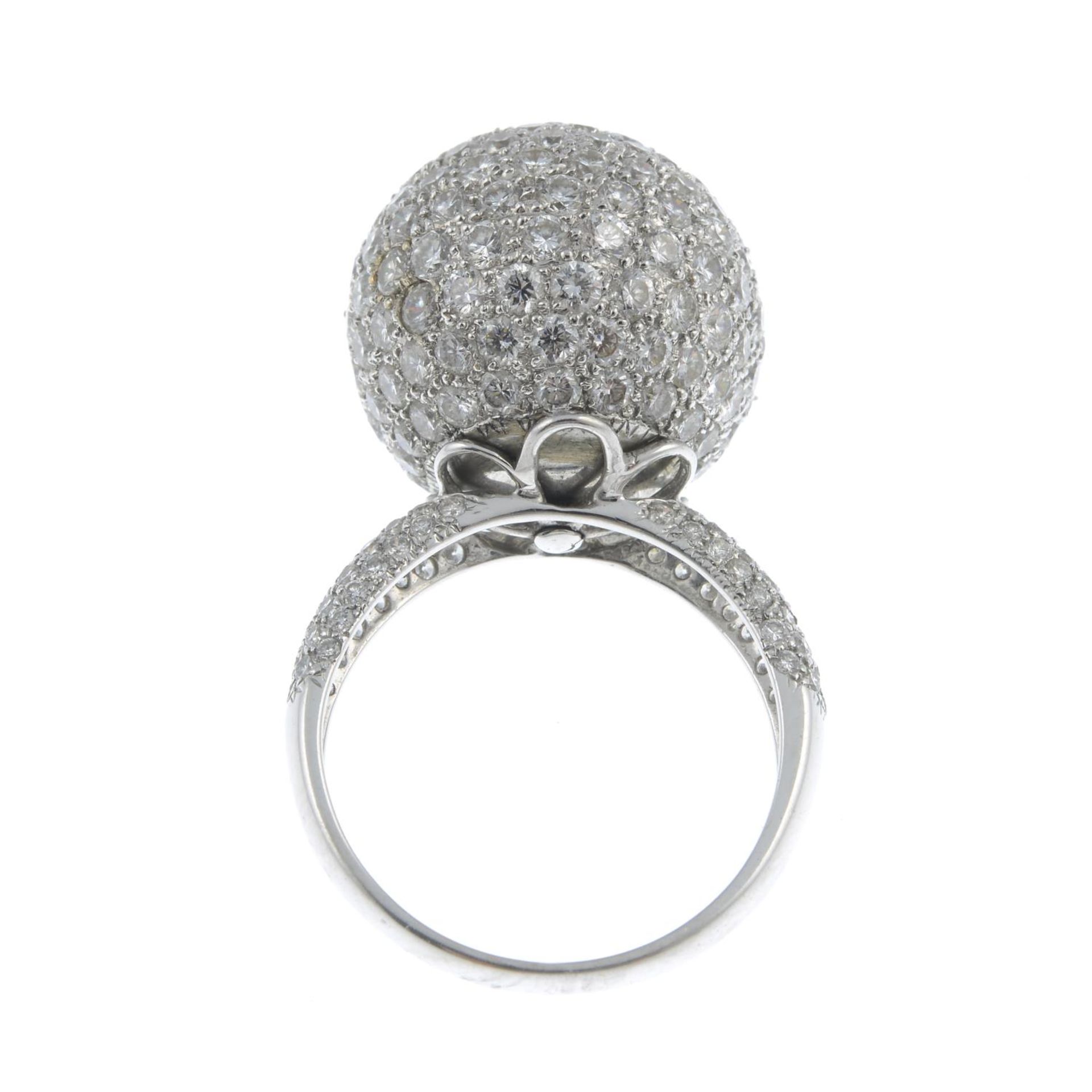 A dress ring, designed as brilliant-cut diamond rotating sphere, - Bild 2 aus 3