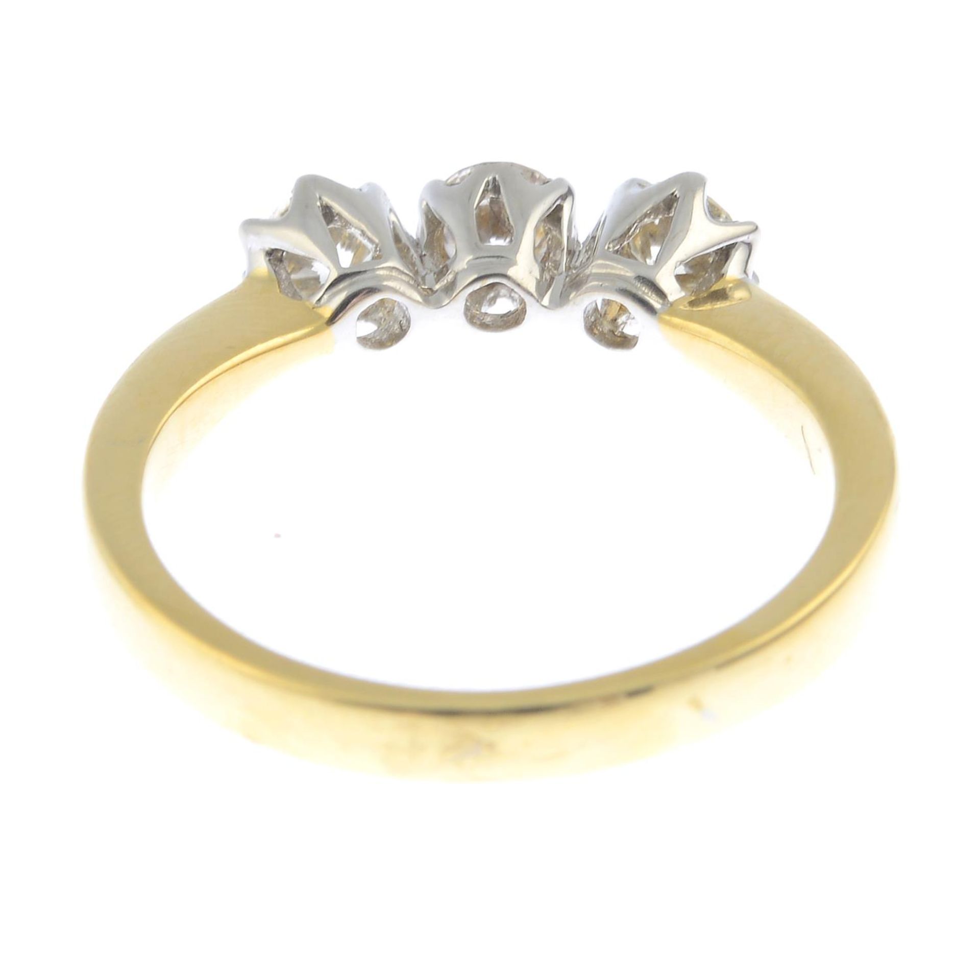 A brilliant-cut diamond three-stone ring.Total diamond weight 0.50ct, - Bild 3 aus 3