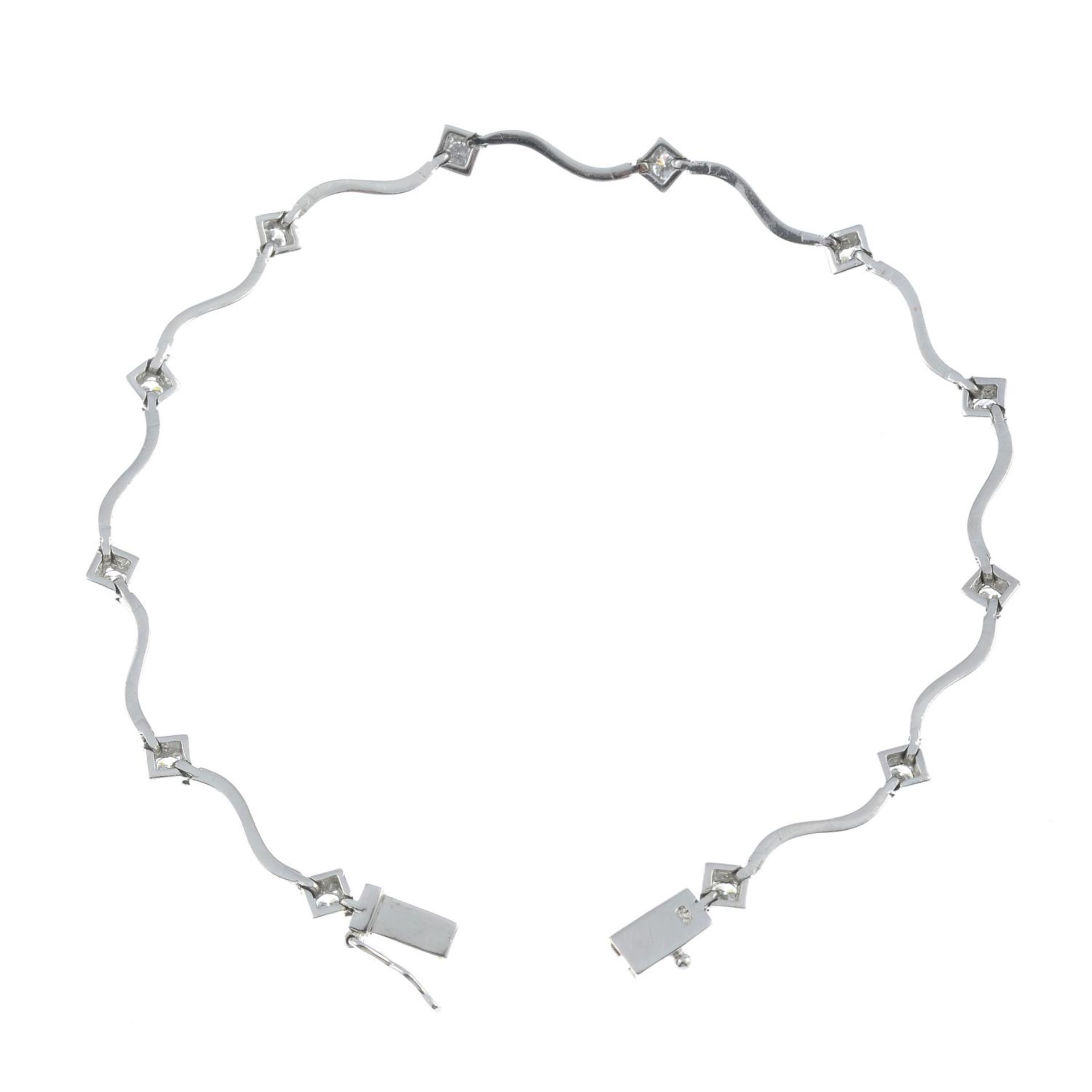 A bracelet, set with brilliant-cut diamonds, interspaced by undulating links. - Bild 3 aus 3