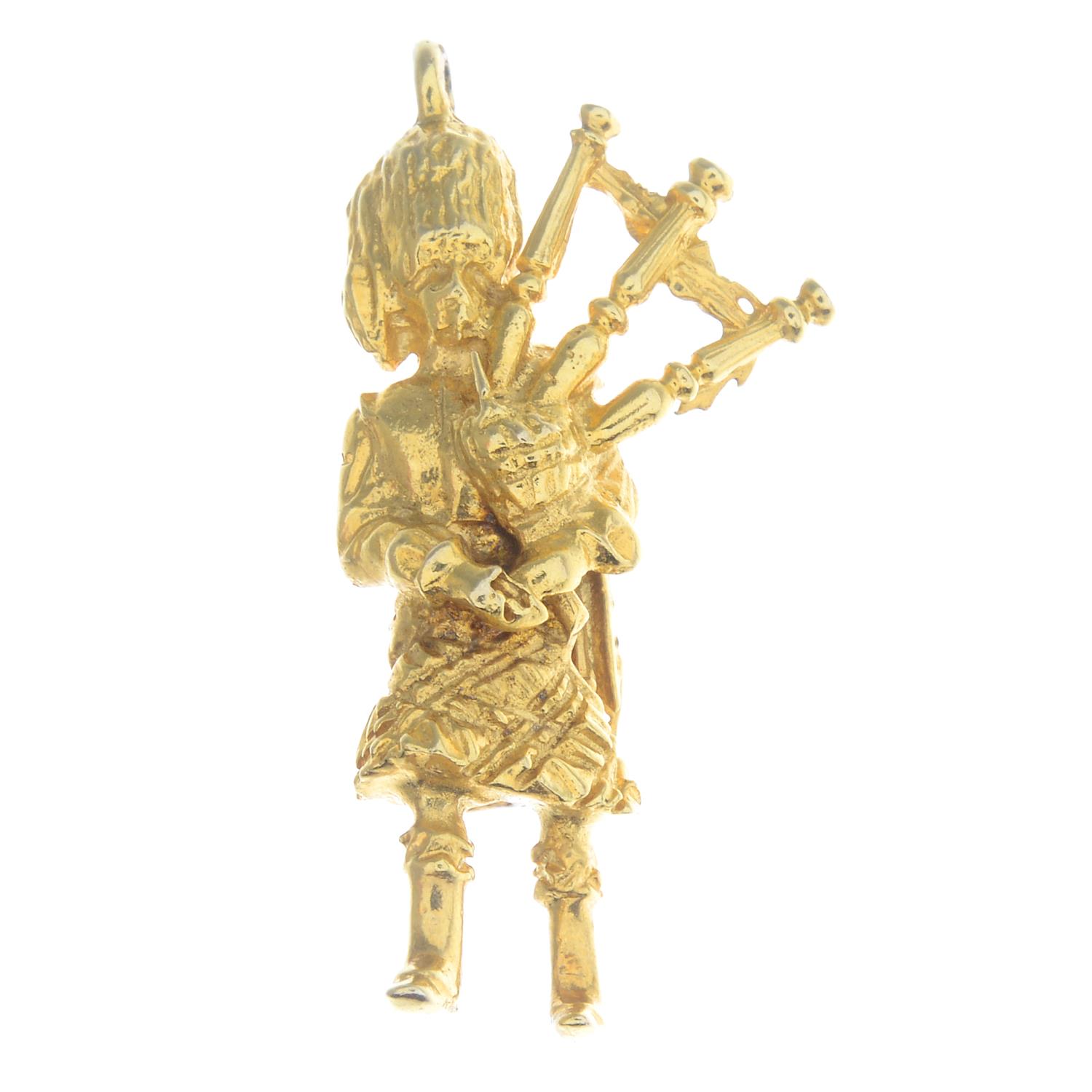 A 1970s 9ct gold Scottish bagpiper charm.Hallmarks for London, 1975.