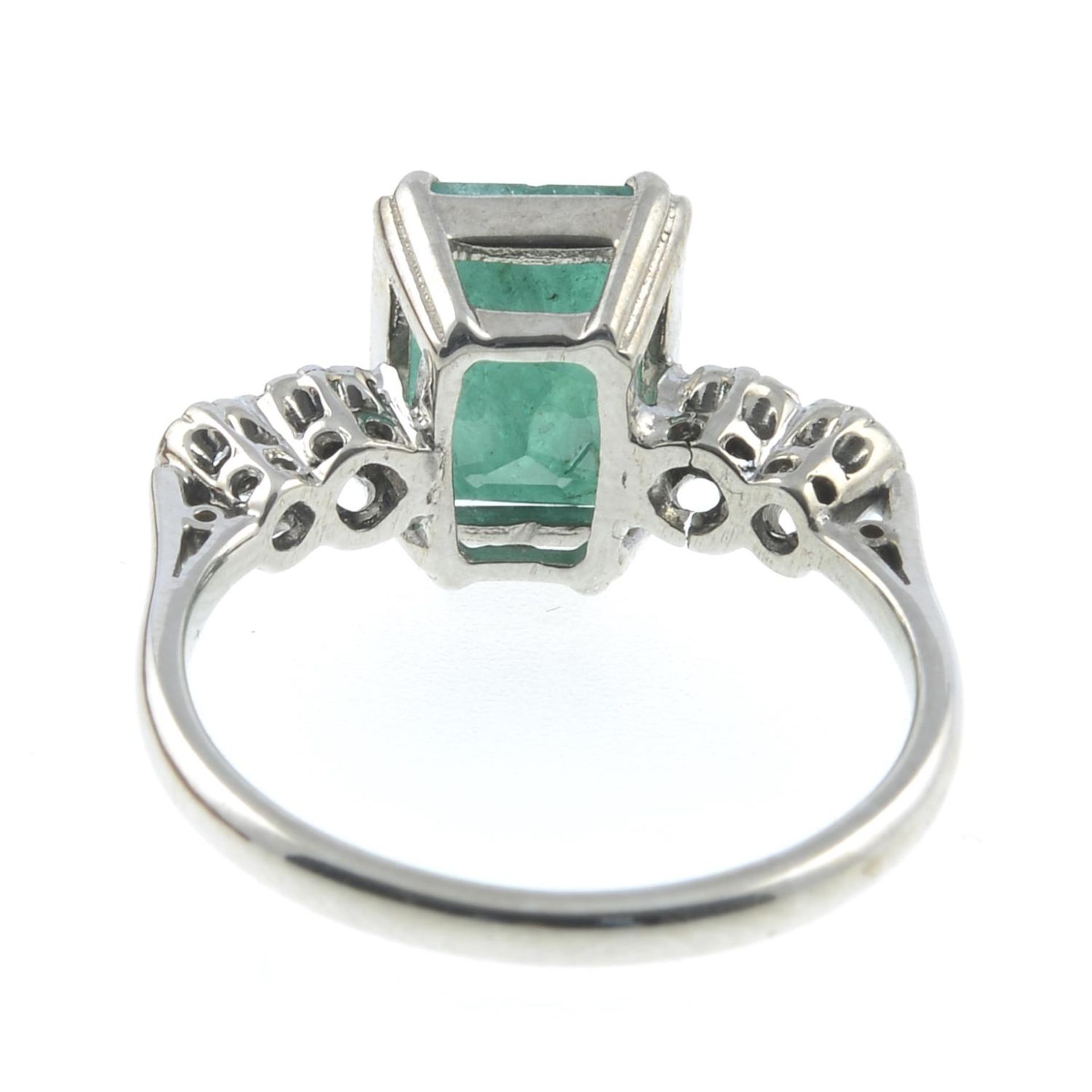 An emerald and diamond dress ring.Emerald calculated weight 2.25cts, - Bild 2 aus 3