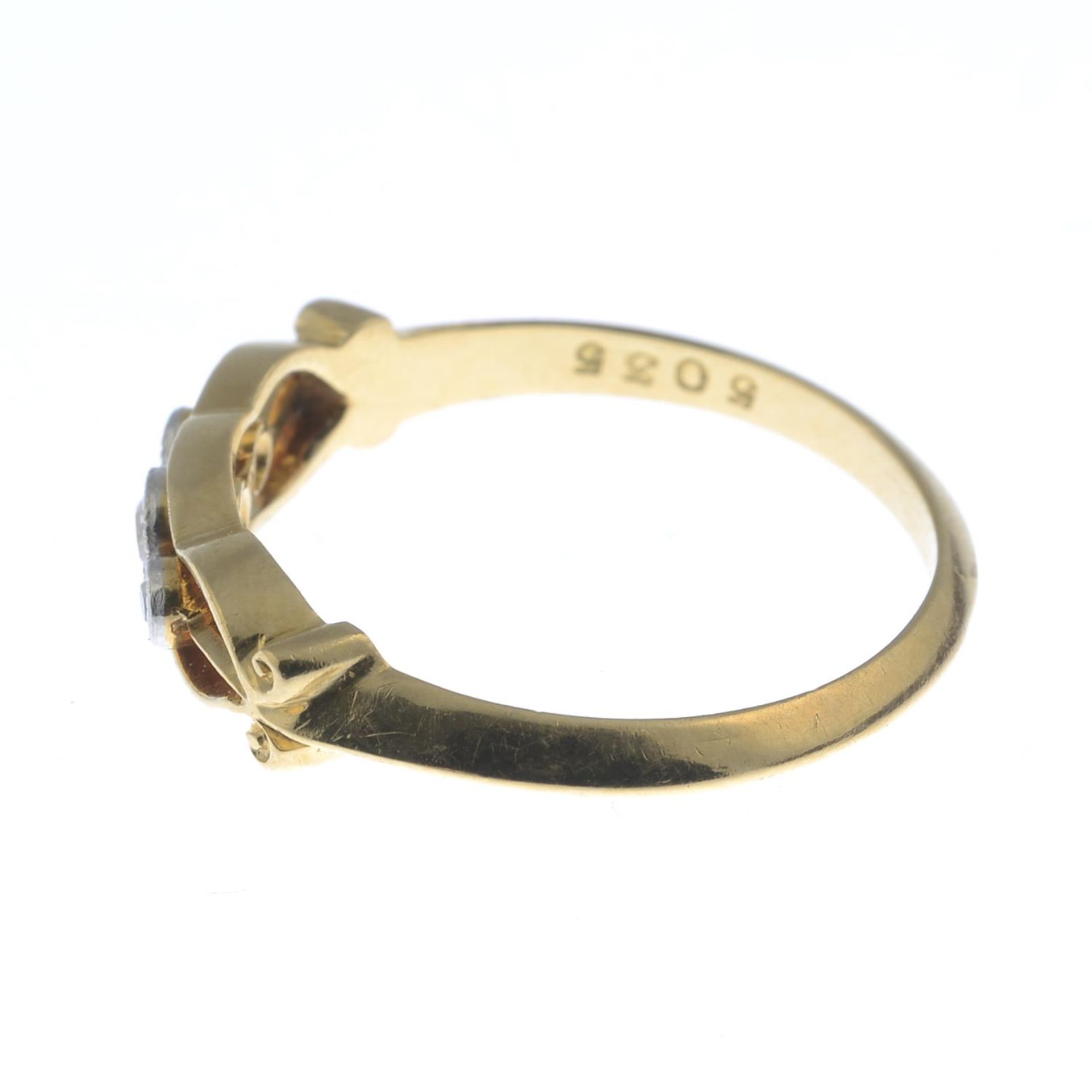 An early 20th century 18ct gold old-cut diamond three-stone ring.Estimated total diamond weight - Bild 2 aus 3