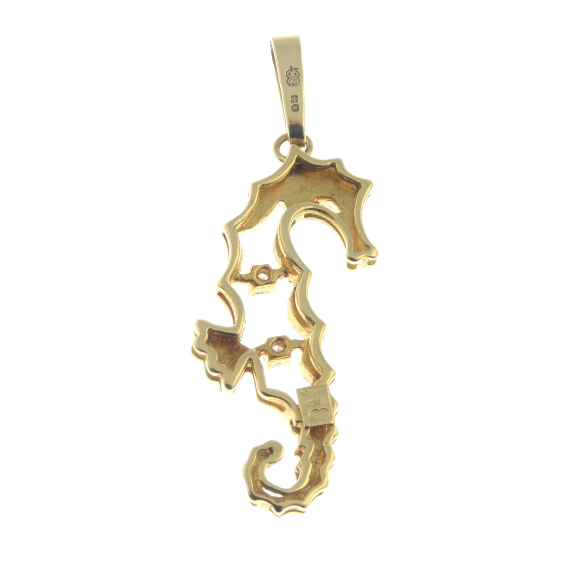 A gold openwork seahorse pendant, - Bild 2 aus 2