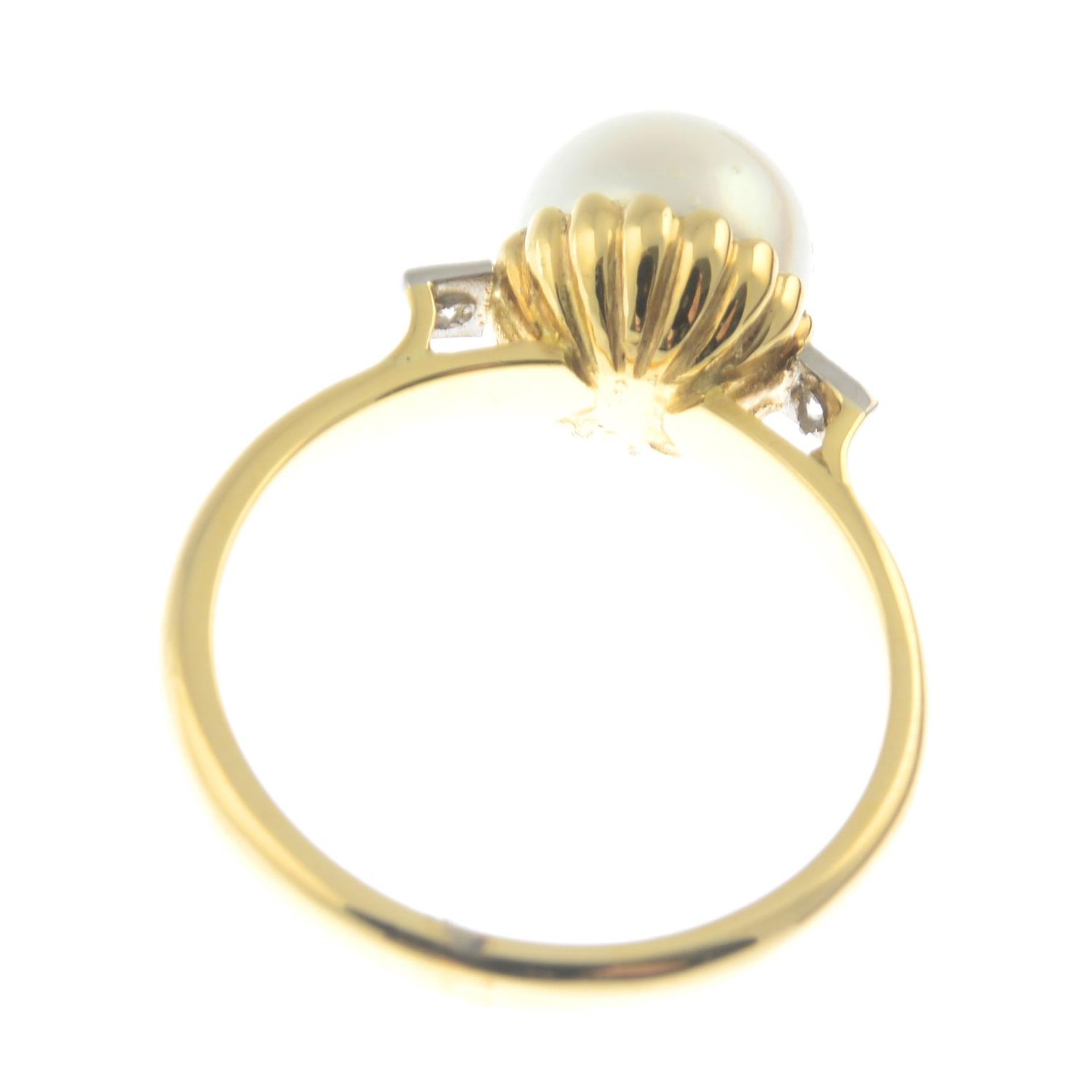 A cultured pearl and diamond three-stone ring.Cultured pearl measuring 8mms. - Bild 2 aus 2