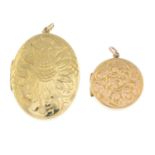 9ct gold circular locket,