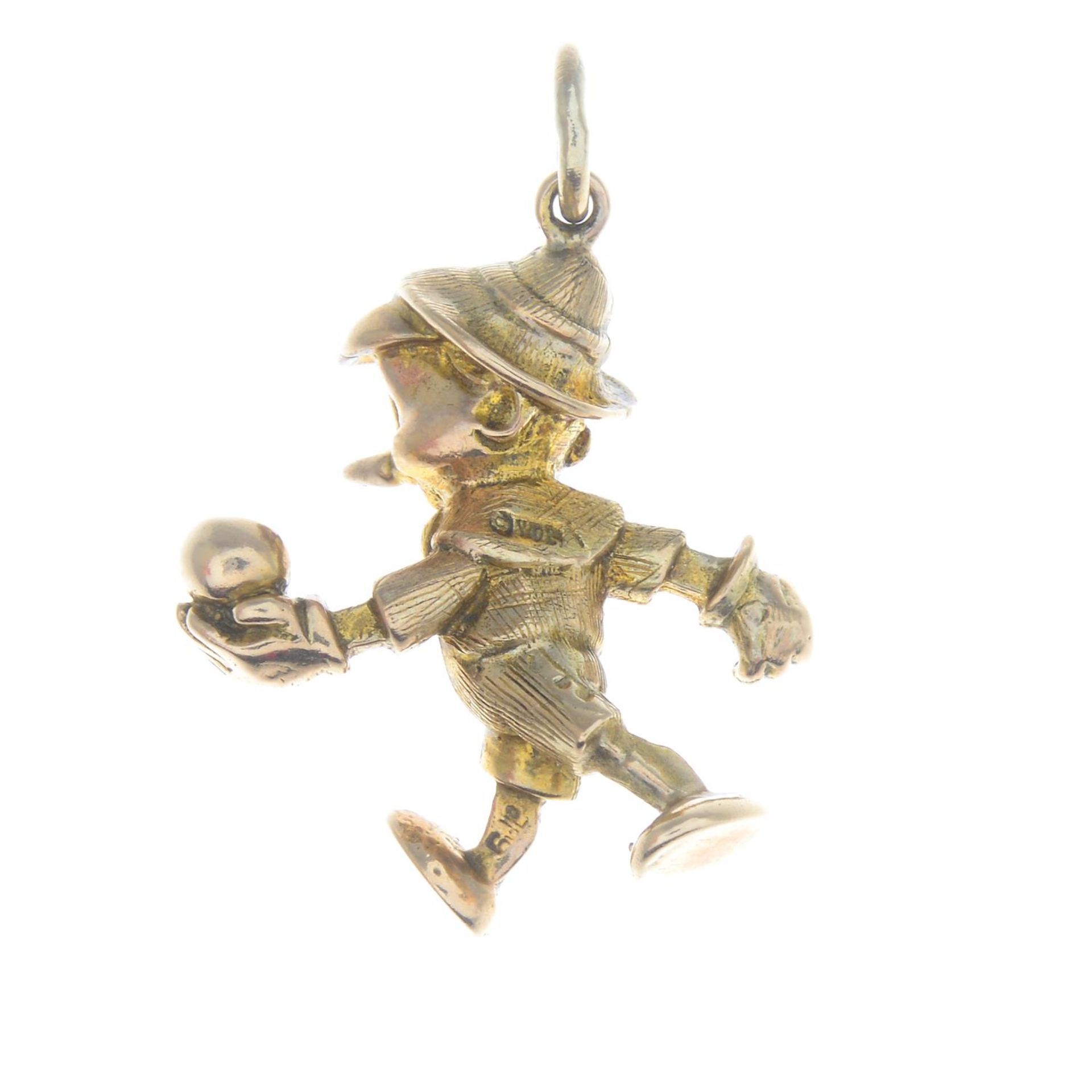 A mid 20th century 9ct gold Pinocchio charm, - Bild 2 aus 2