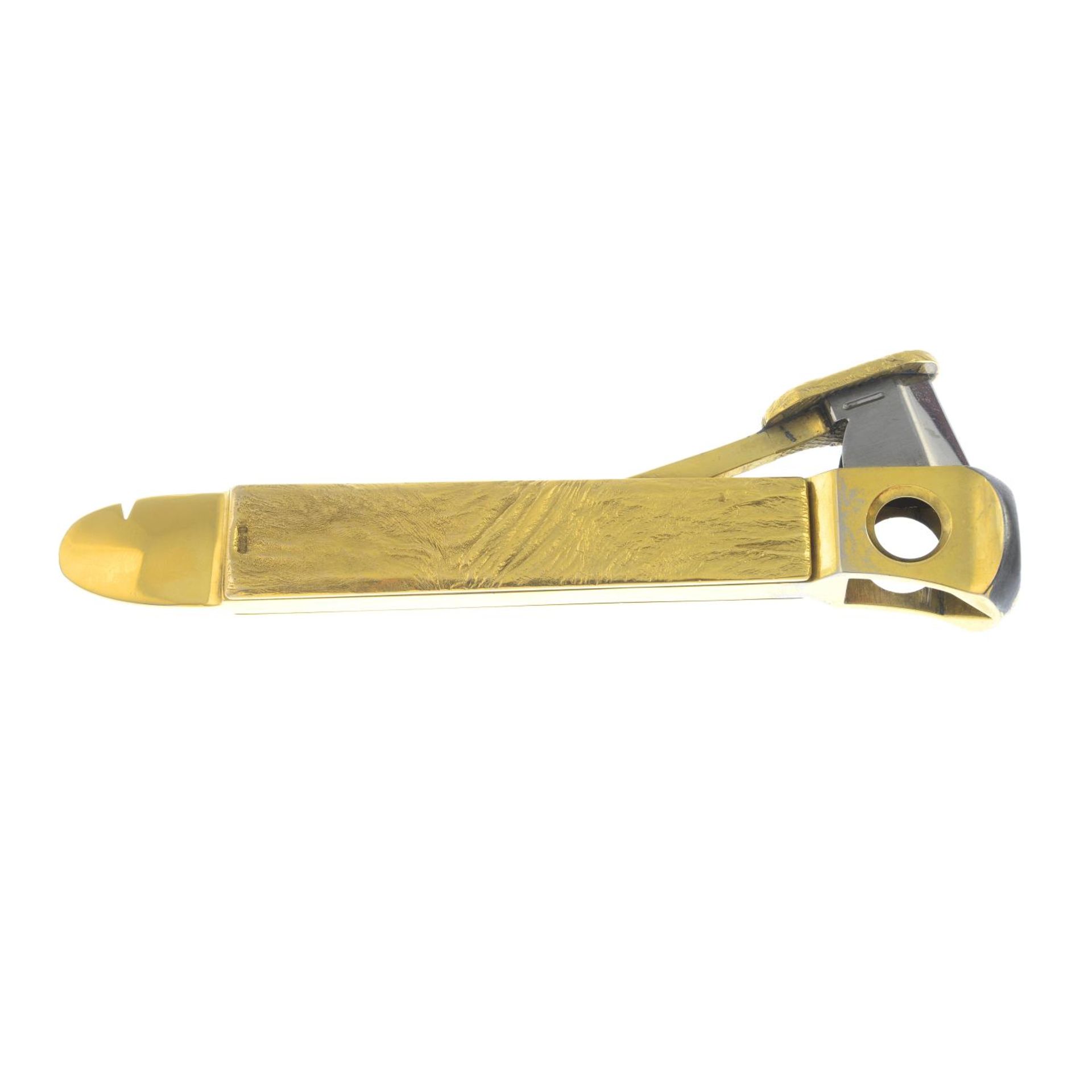 A 9ct gold cigar cutter.Case with hallmarks for 9ct gold.