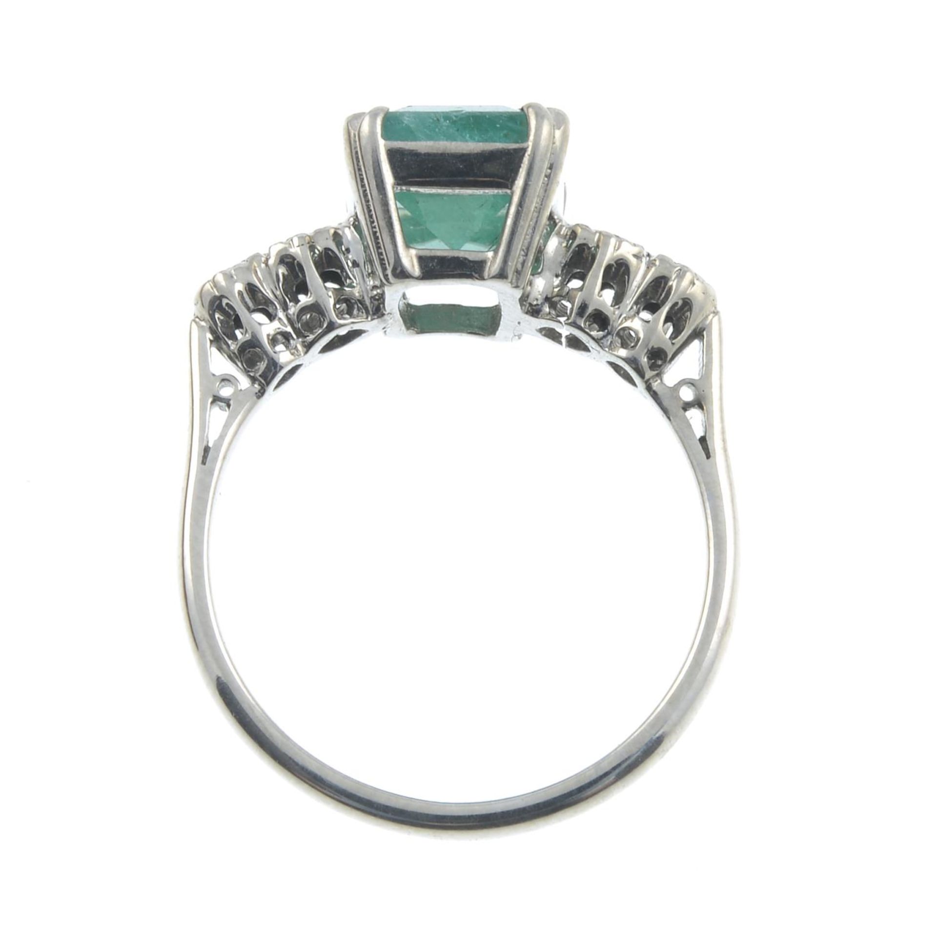 An emerald and diamond dress ring.Emerald calculated weight 2.25cts, - Bild 3 aus 3