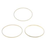 Three 9ct gold bangles.Hallmarks for London, 1977 and 1981.Inner diameters 6.8 to 7cms.
