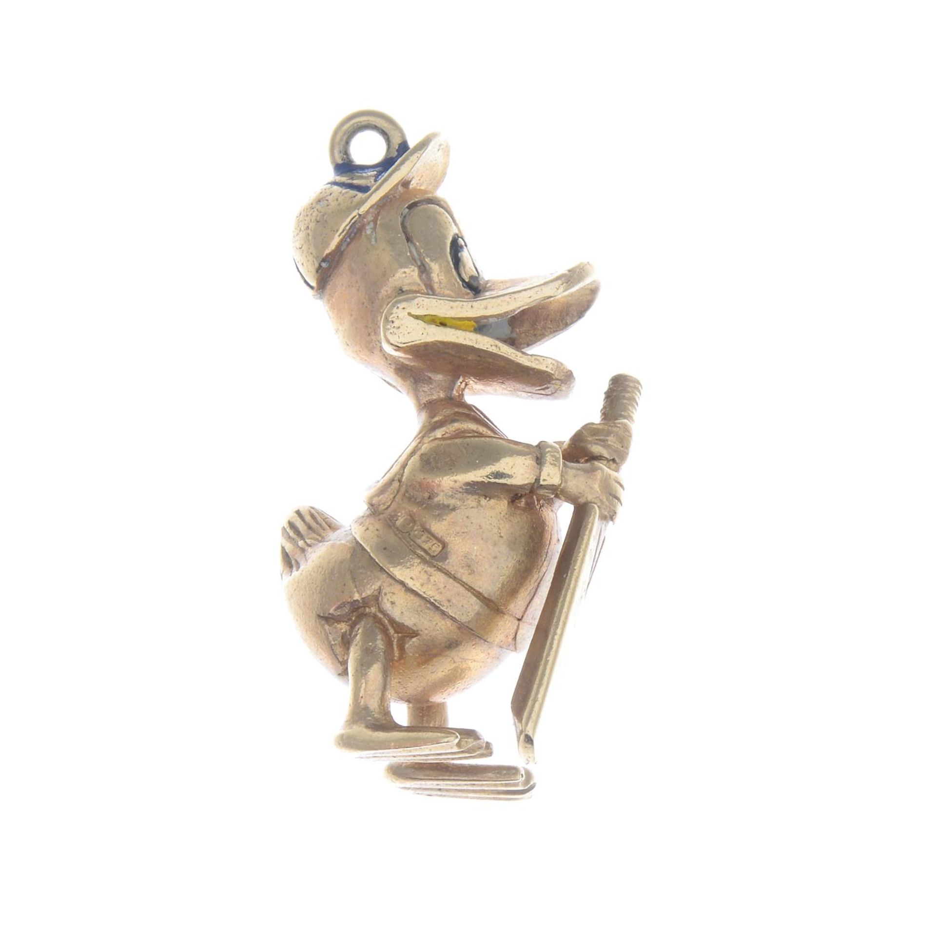 A 1960s 9ct gold duck cricketer charm.Hallmarks for Birmingham, 1968. - Bild 2 aus 2