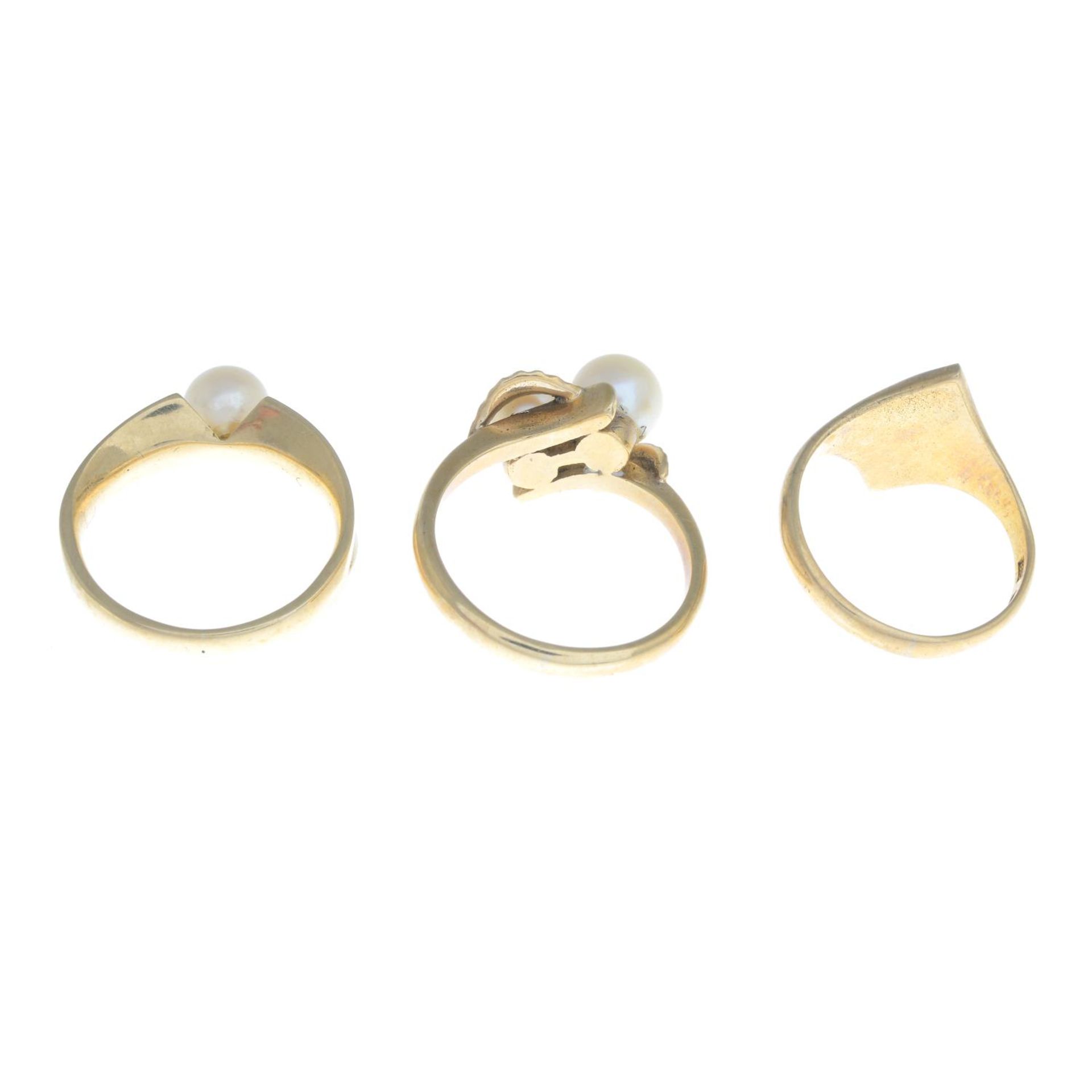 Three 9ct gold cultured pearl rings.Hallmarks for 9ct gold. - Bild 2 aus 3