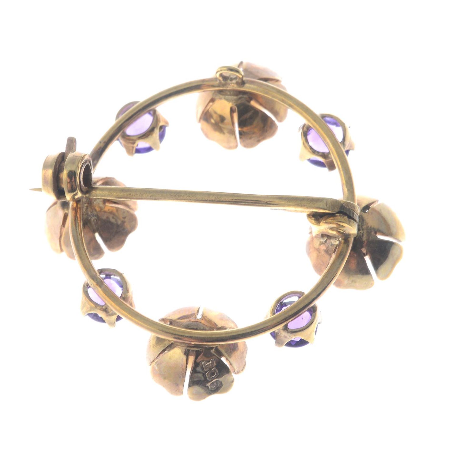 An early 20th century 9ct gold amethyst and cultured pearl wreath brooch.Stamped 9CT. - Bild 2 aus 2