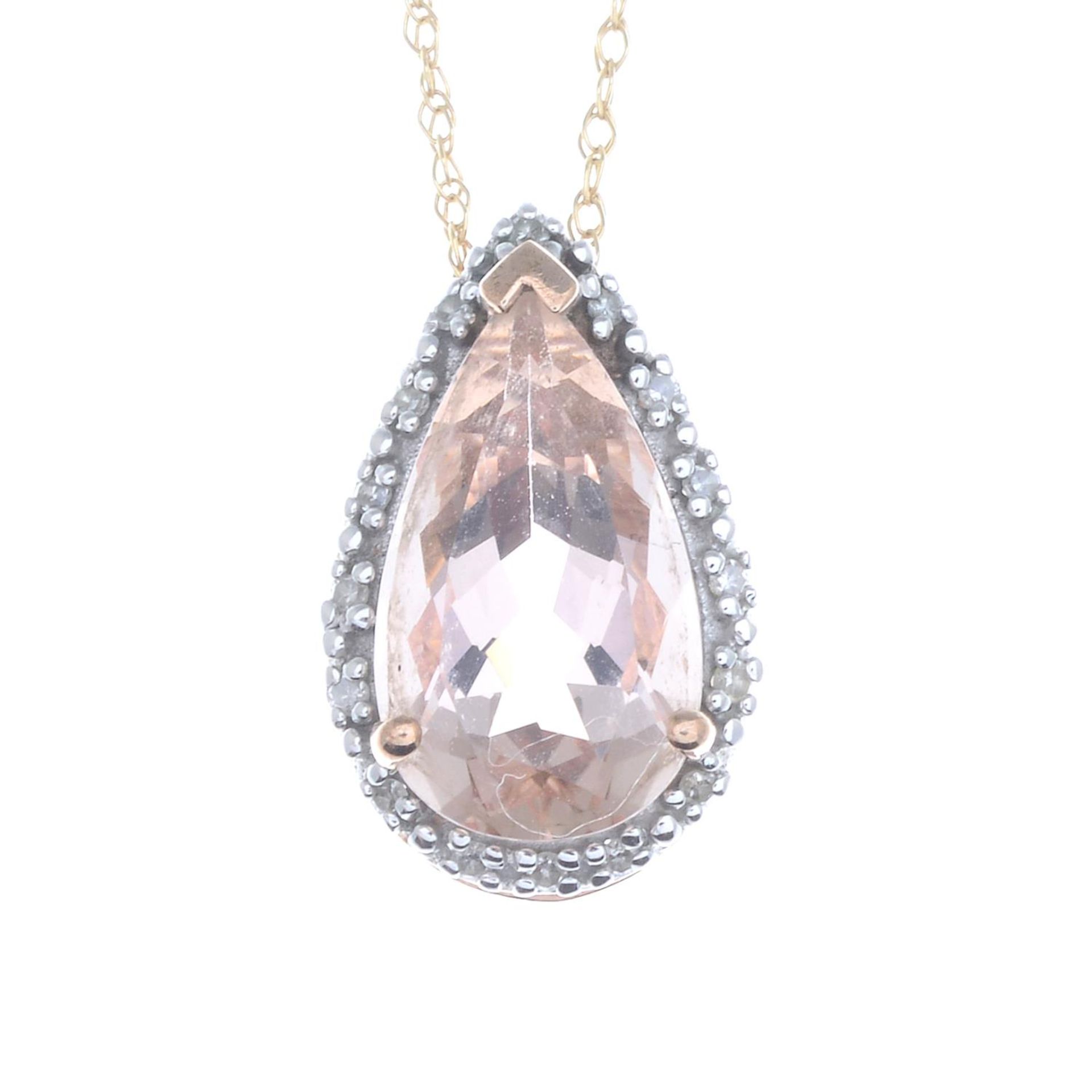 A set of morganite and diamond jewellery, comprising a pair of earrings and a pendant. - Bild 2 aus 4