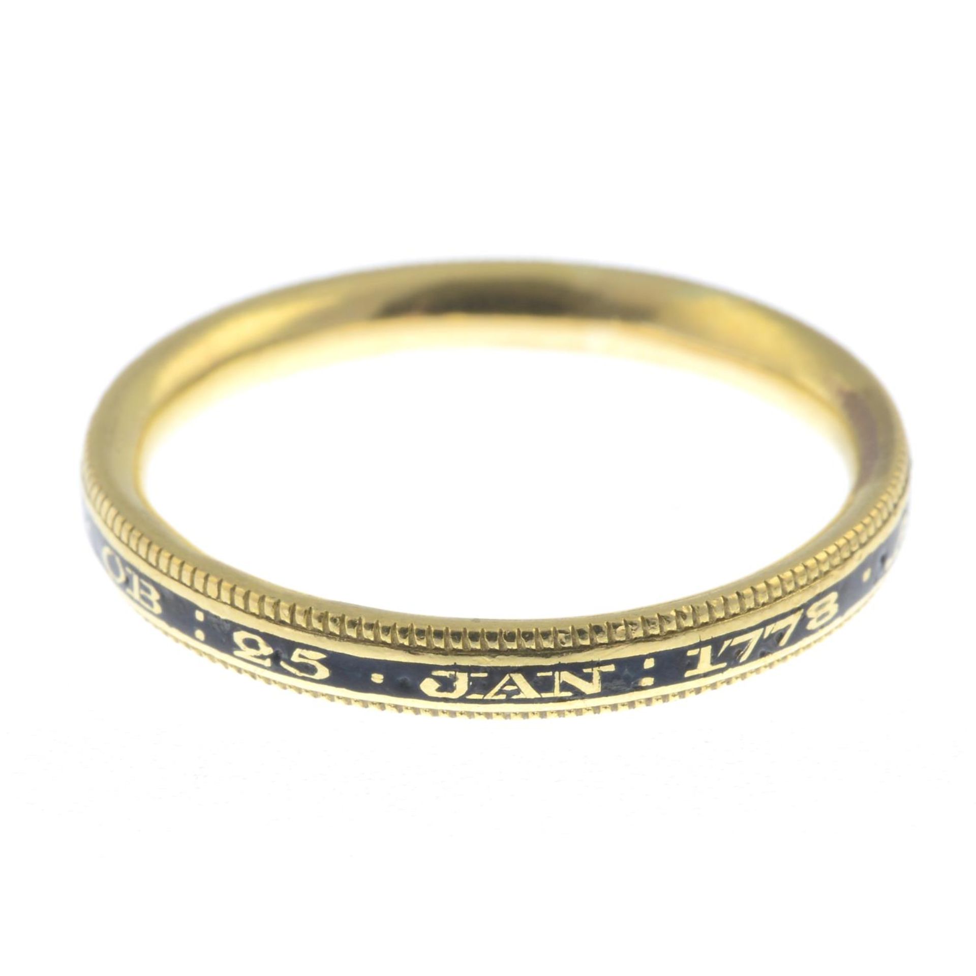 A Georgian gold and black enamel memorial ring. - Bild 2 aus 2