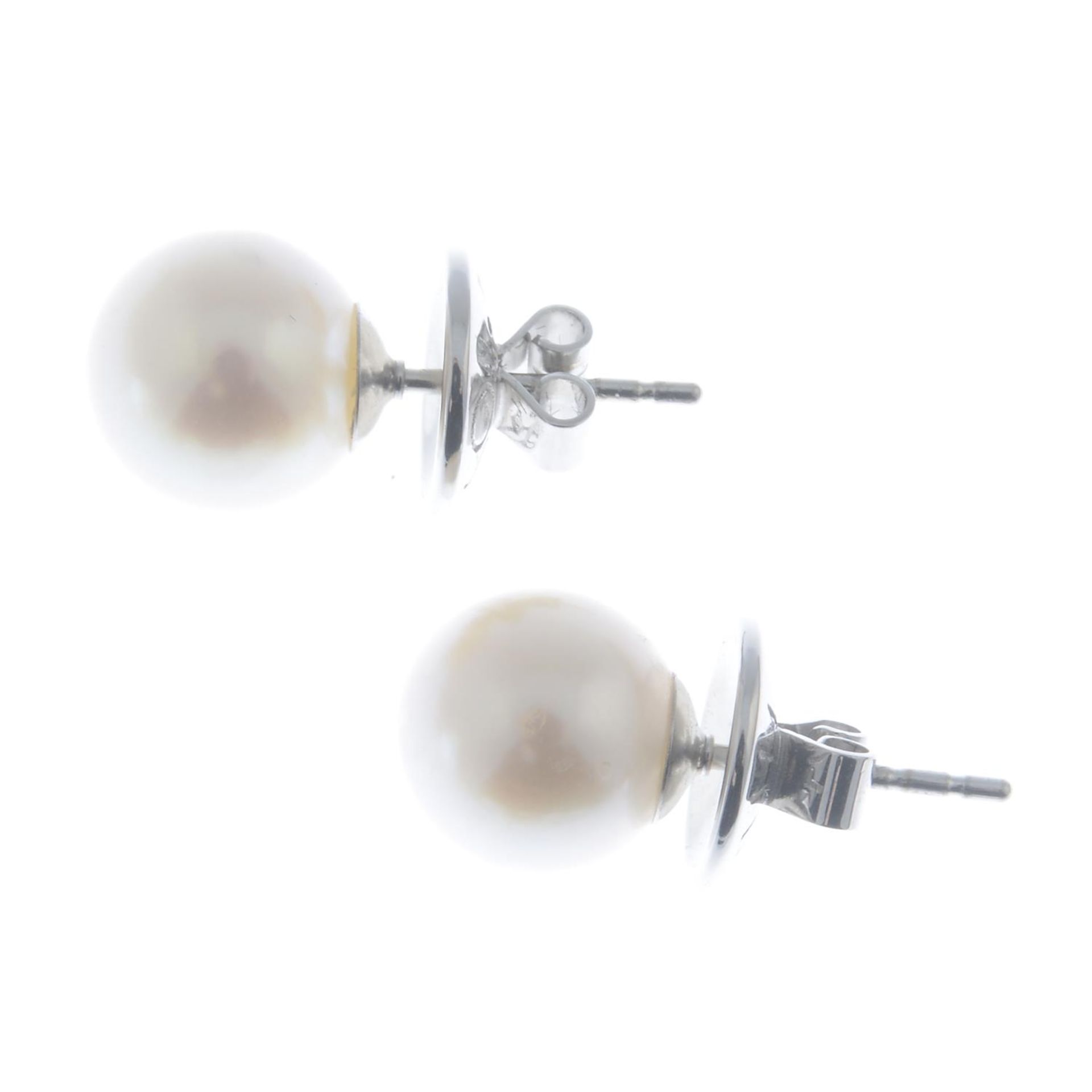 A pair of 18ct gold cultured pearl stud earrings.Cultured pearls measuring 9.2 and 9.1mms. - Bild 2 aus 2